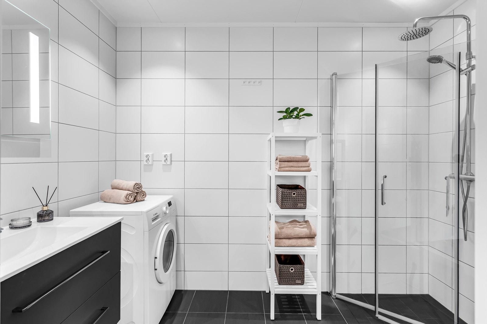Et praktisk og moderne bad med avtrekksvifte og balansert ventilasjon. Galleribilde