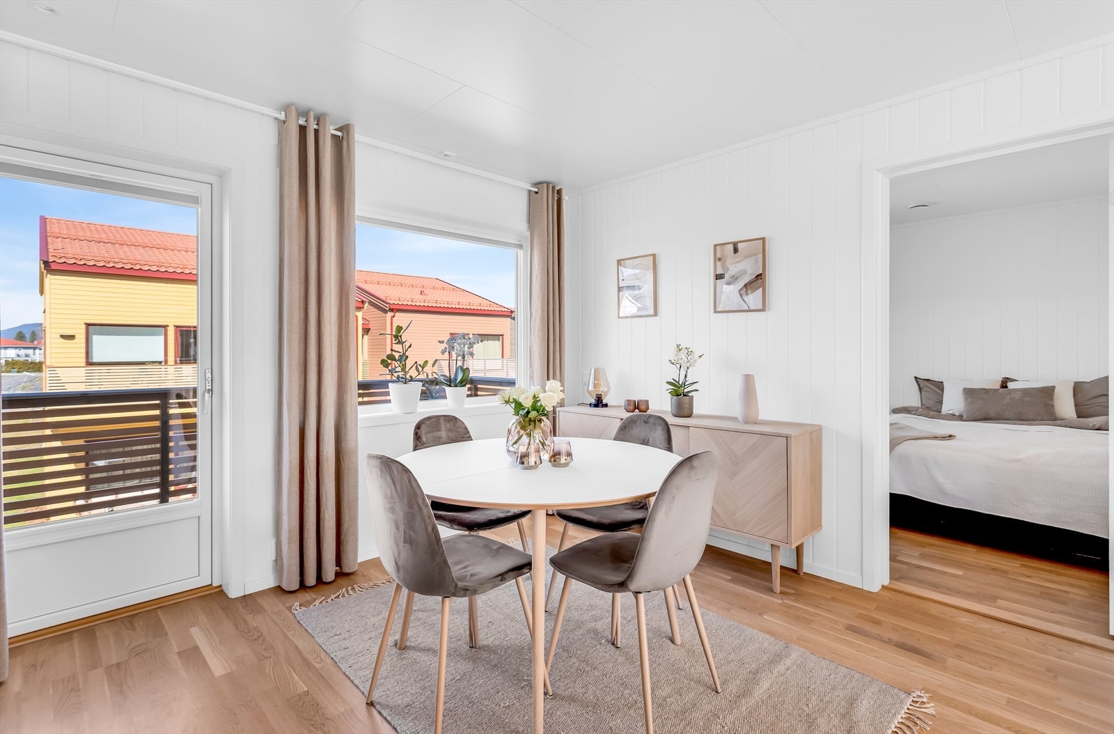 Det er god plass til en egen spiseplass i tilknytning til kjøkkenet. Galleribilde