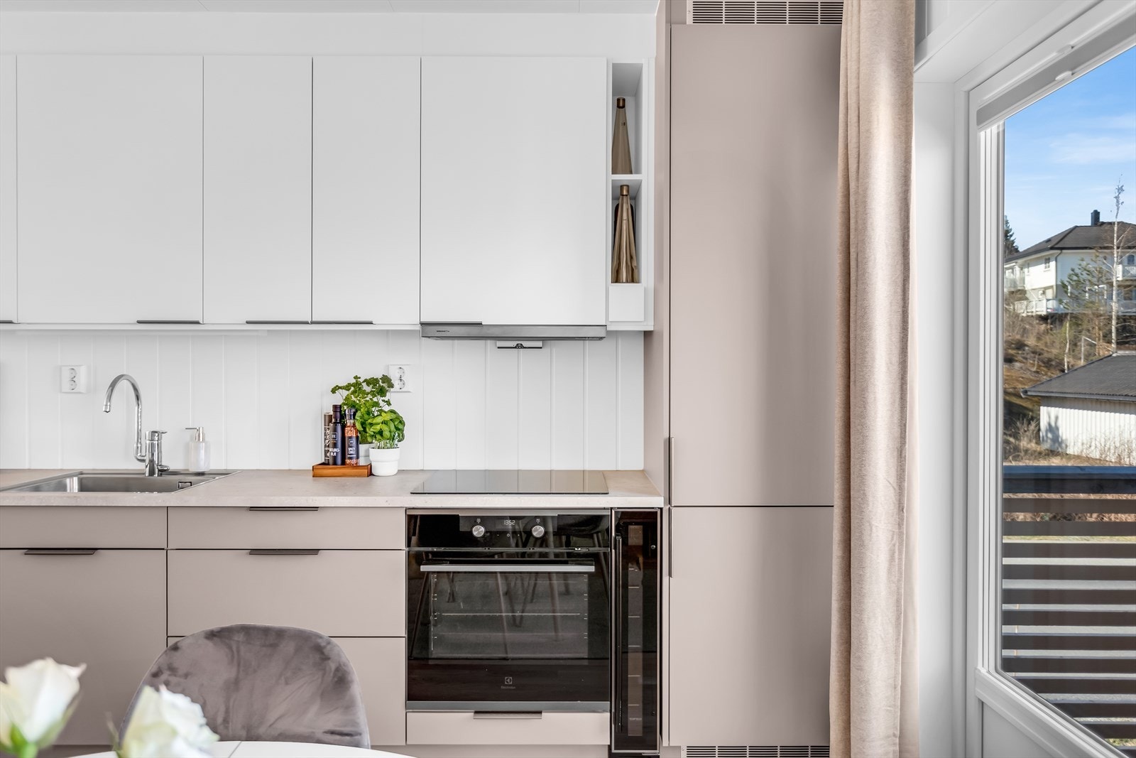 Kjøkkenet har glatte fronter, laminert benkeplate og er klargjort for hvitevarer. Balansert ventilasjon sørger for et sunt inneklima i hele boligen. Galleribilde