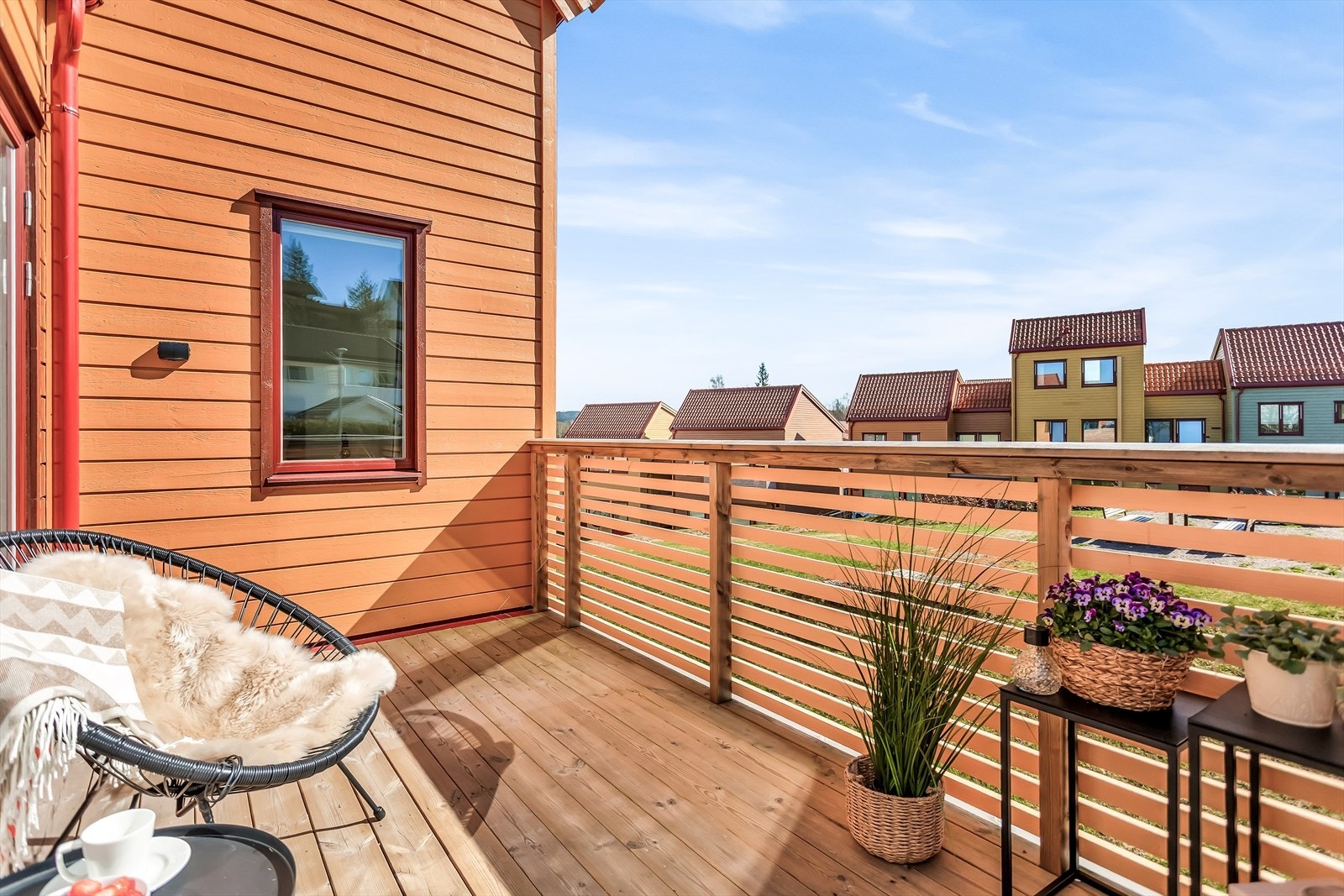 Balkongene er bygget i treverk, som harmonerer med fasaden. Galleribilde