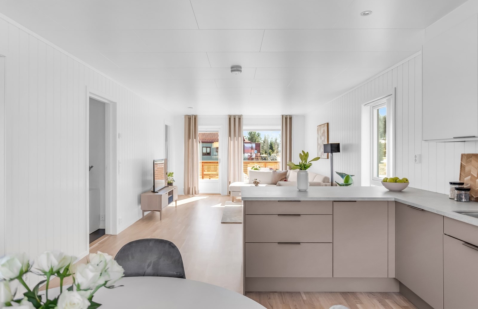 Leiligheten har en gjennomgående planløsning som gir lys fra to sider. Galleribilde