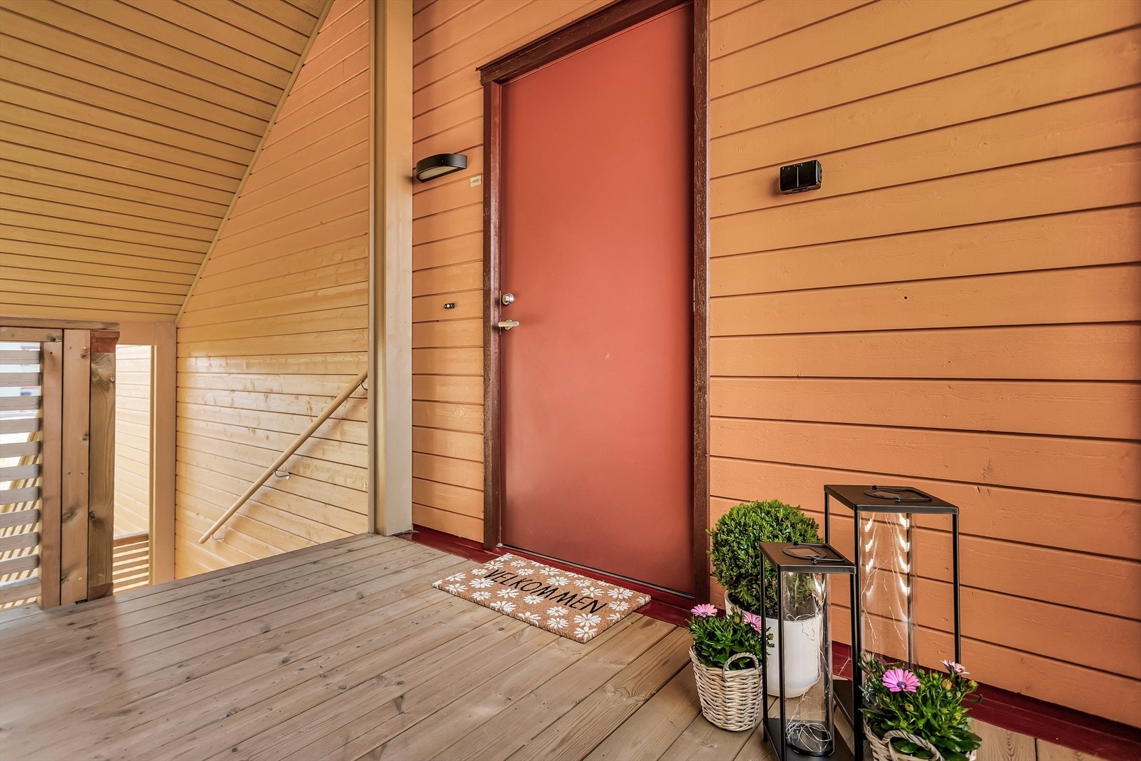 Egen inngang i andre etasje med plass for å pynte med planter og lykter. Galleribilde