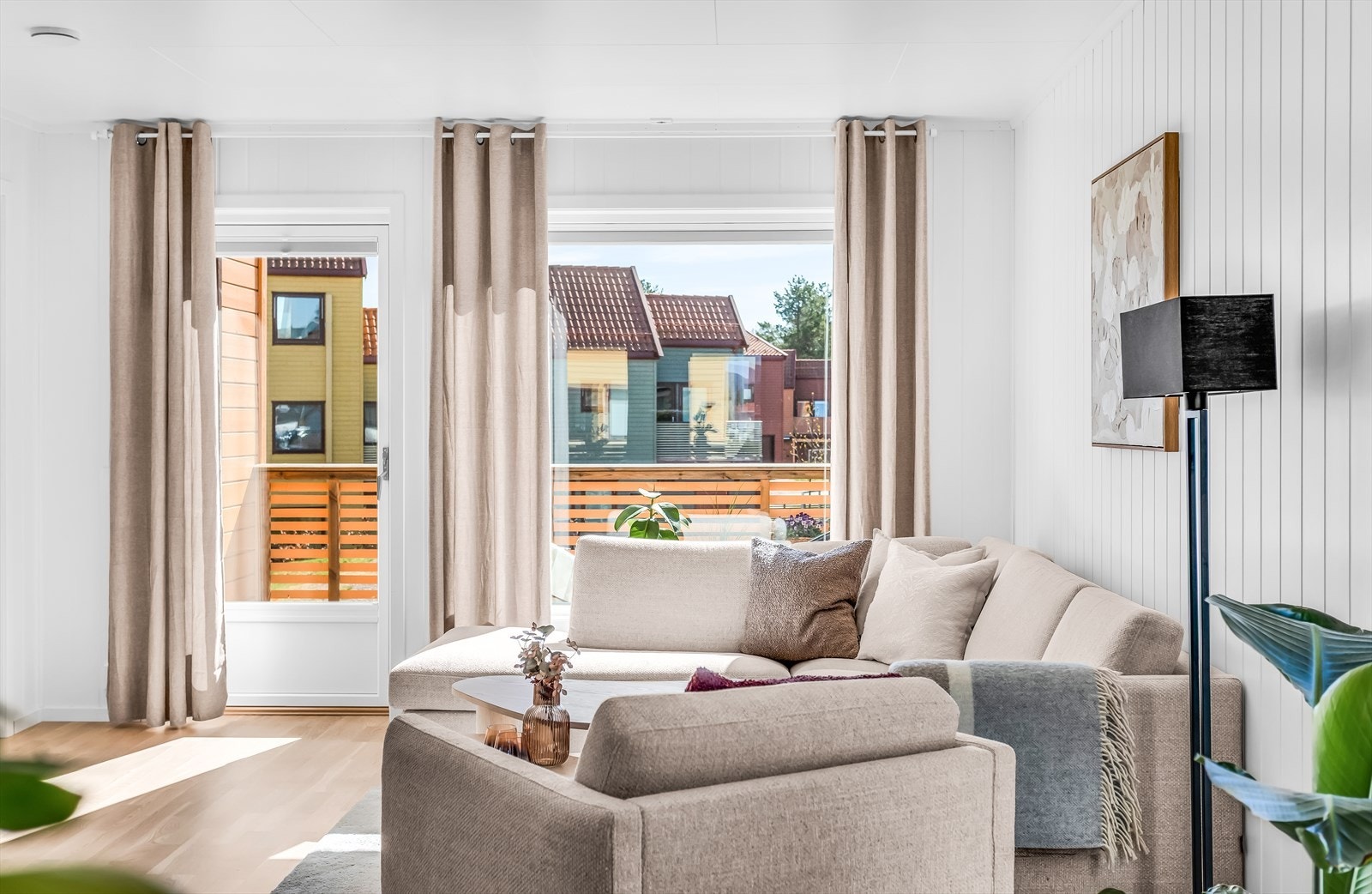 Stuen er romslig og lett å møblere med plass til en stor sofagruppe. Galleribilde
