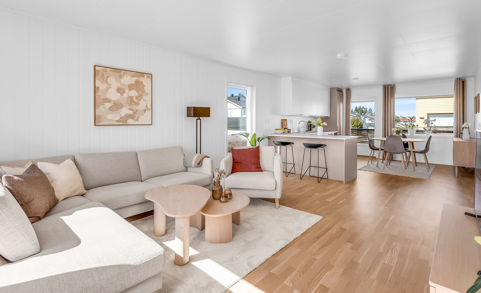 Den åpne kjøkken- og stueløsningen bidrar til at leiligheten føles lys og luftig. Galleribilde