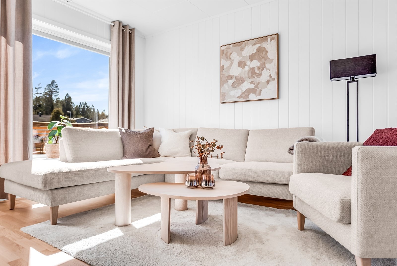 Store vindusflater med 3-lags isolerglass gir godt med lys og bidrar til energieffektivitet. Galleribilde