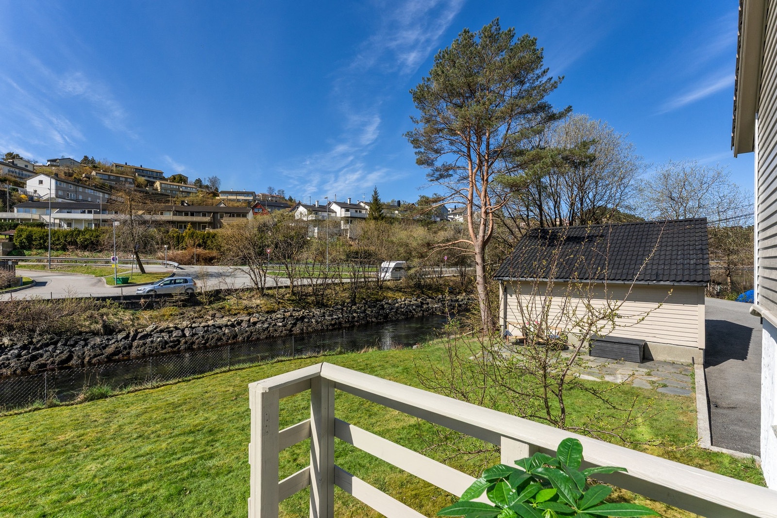 Tidevannstrømmen forbi eiendommen skaper en idyllisk og avslappende ramme rundt uteområdet. Galleribilde