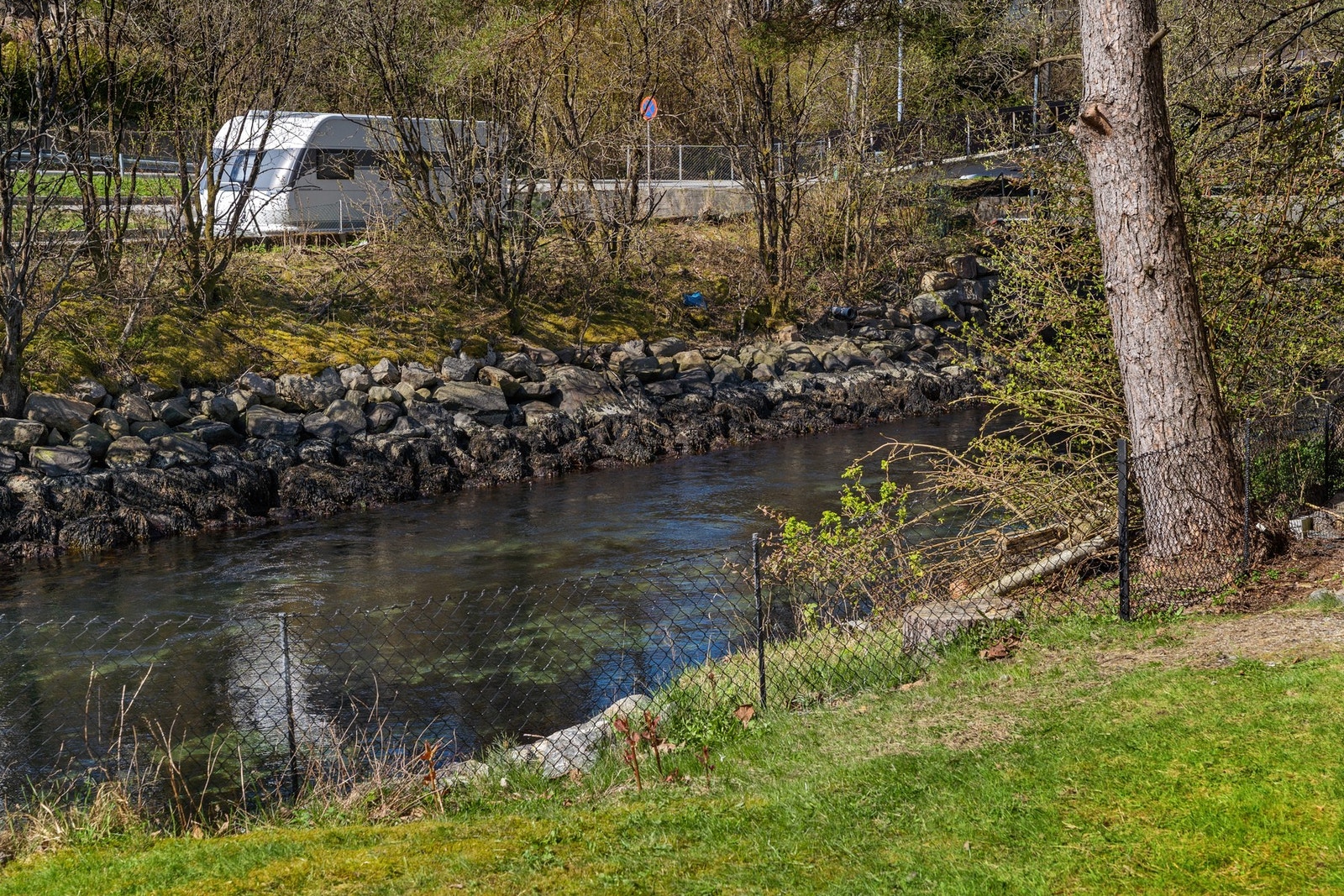 Sjølinjen utenfor boligen og skaper en idyllisk og naturnær atmosfære. Galleribilde