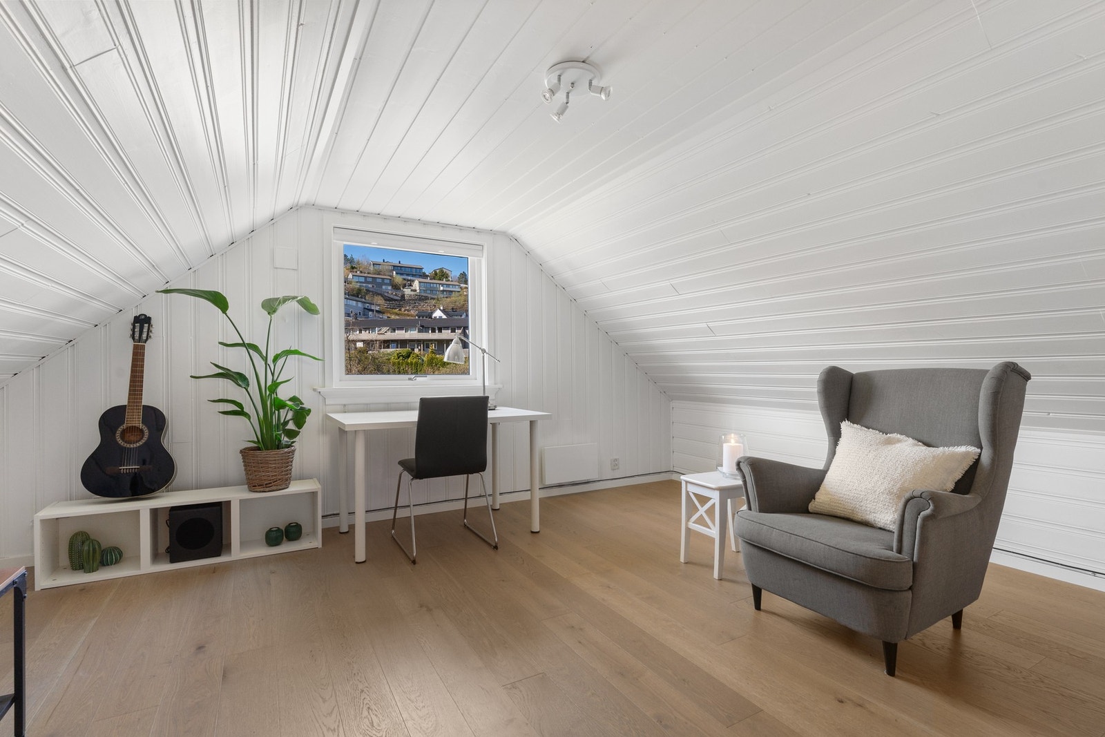 Her finner vi et stort oppholdsrom/soverom på hele 16,2 kvm. Galleribilde
