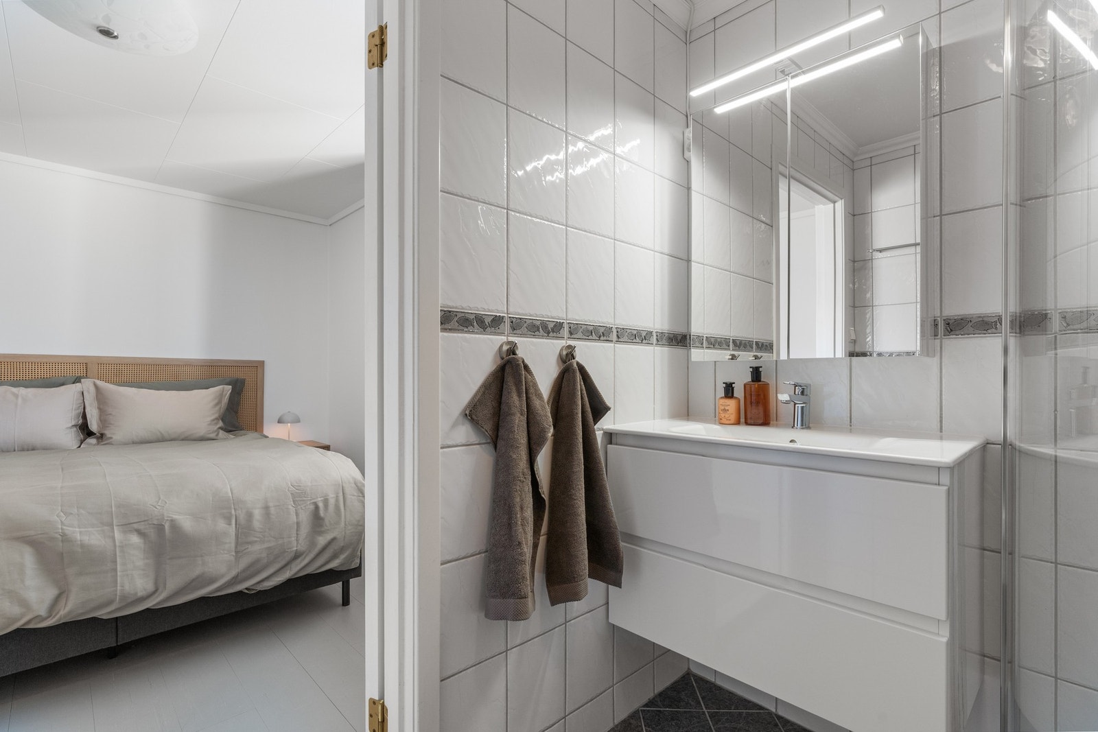 Badet fremstår som tidsriktig og stilrent, med et gjennomført uttrykk og gode løsninger for en komfortabel hverdag. Galleribilde