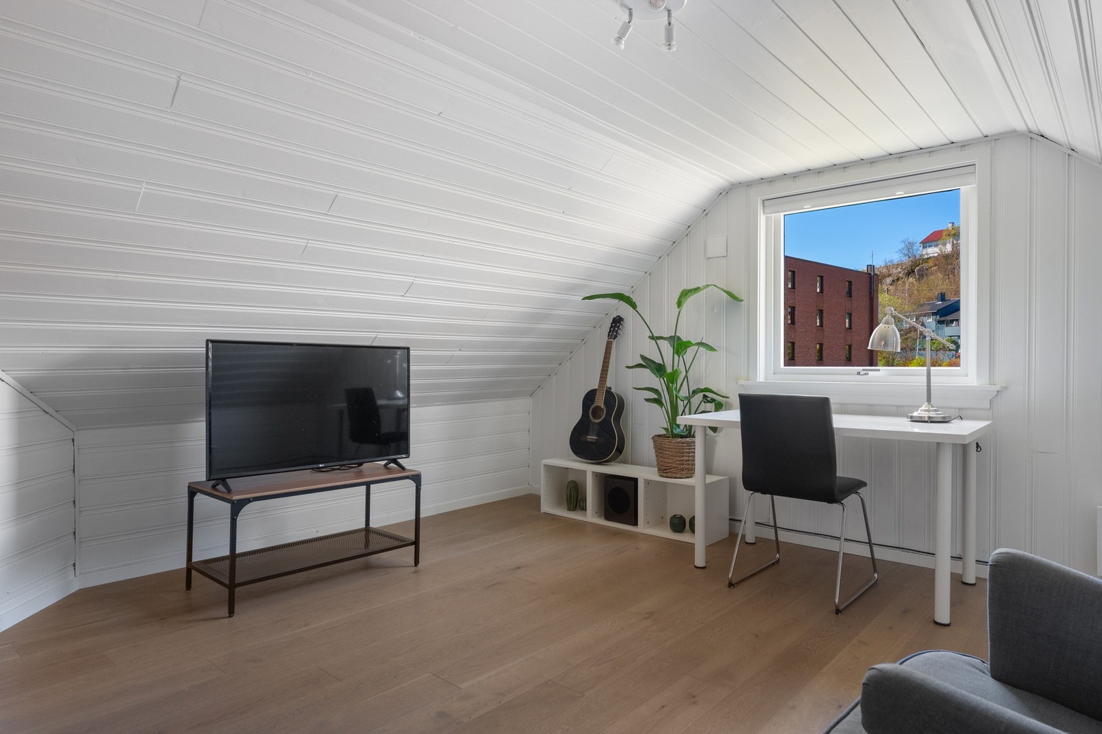 Et lyst og romslig allrom med fleksible innredningsmuligheter og god plass til både opphold og aktivitet. Galleribilde