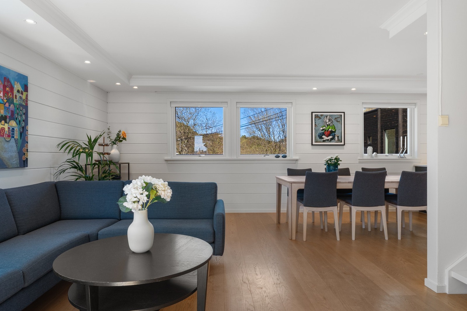 Romslig og innbydende stue med god plass til både sofagruppe og sosiale sammenkomster. Galleribilde