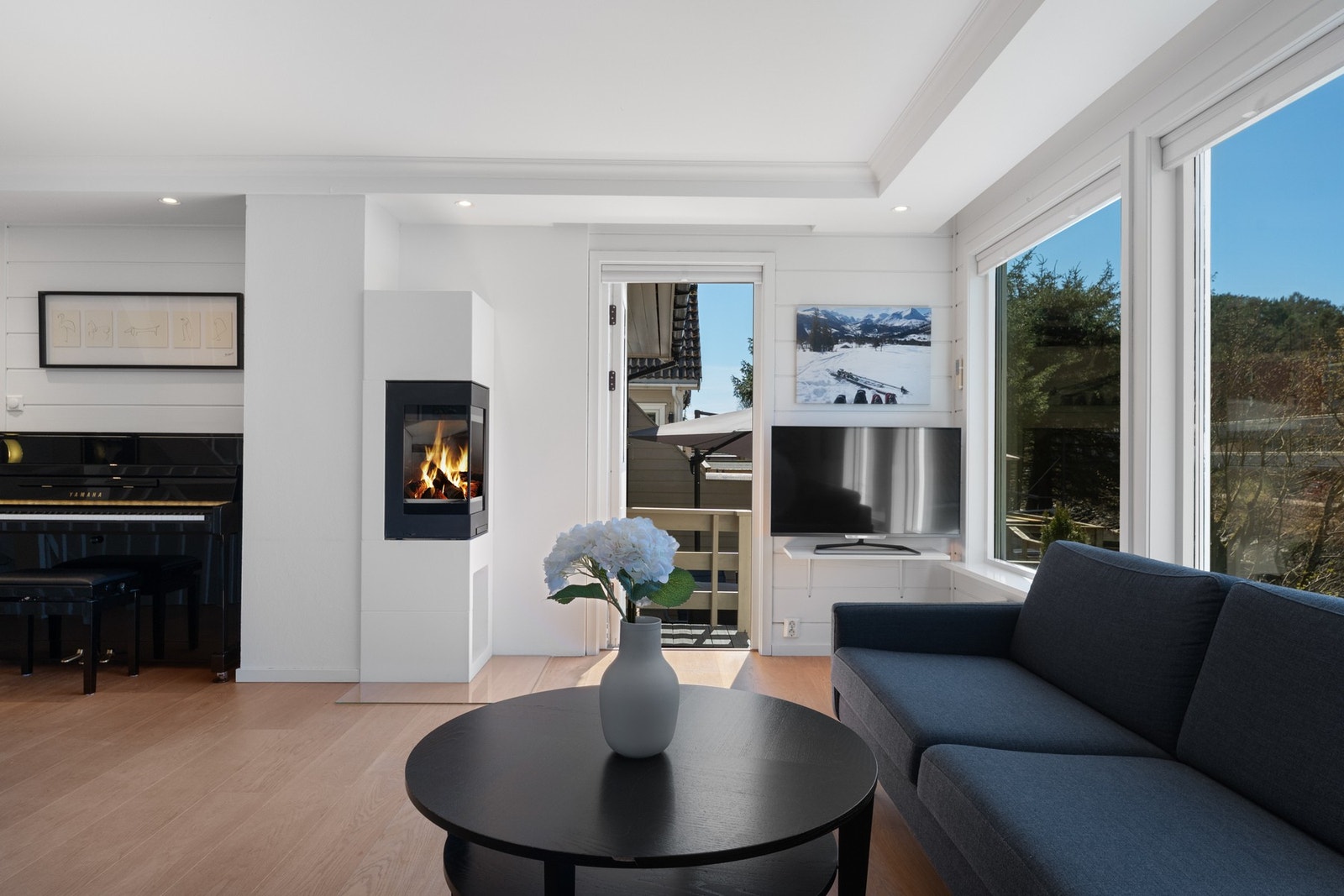 Fra stuen er det utgang til en stor terrasse på 23,8 kvm. Galleribilde