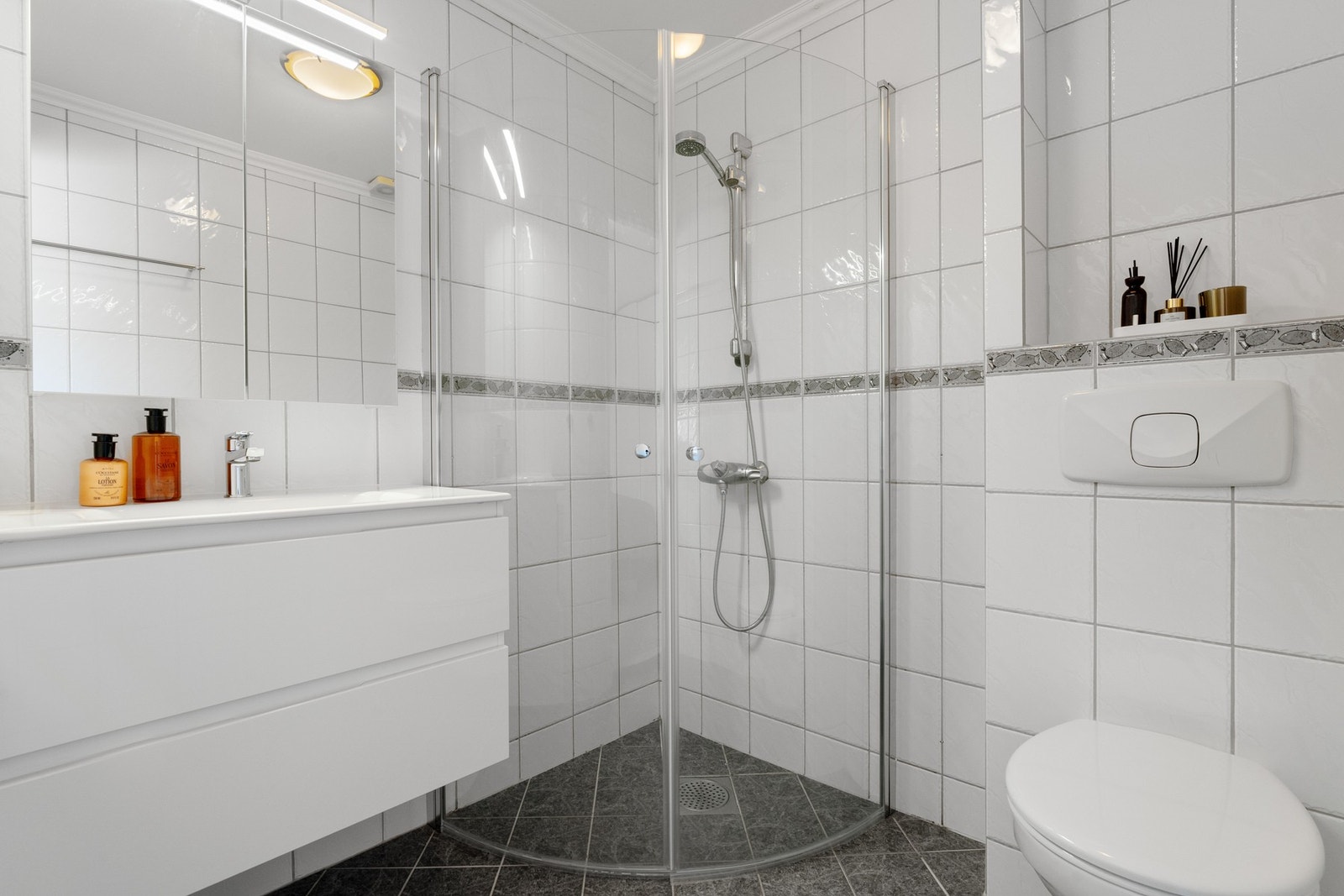 Det ble montert ny servant og dusjdører på badet i 2026. Badet har også varmekabler i gulvet som gir god komfort. Galleribilde