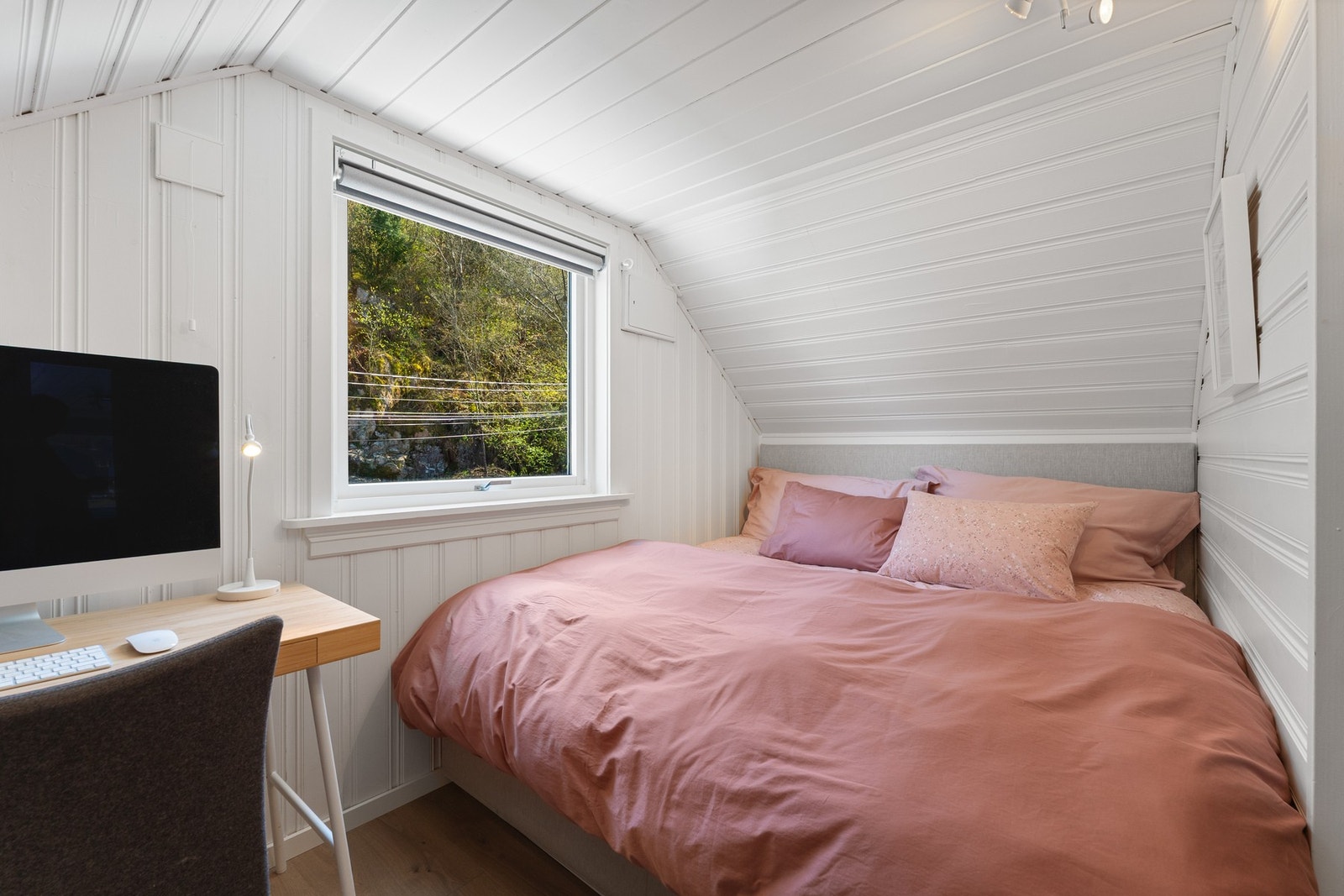 Her har du plass til å innrede med både dobbeltseng og kontorpult. Galleribilde