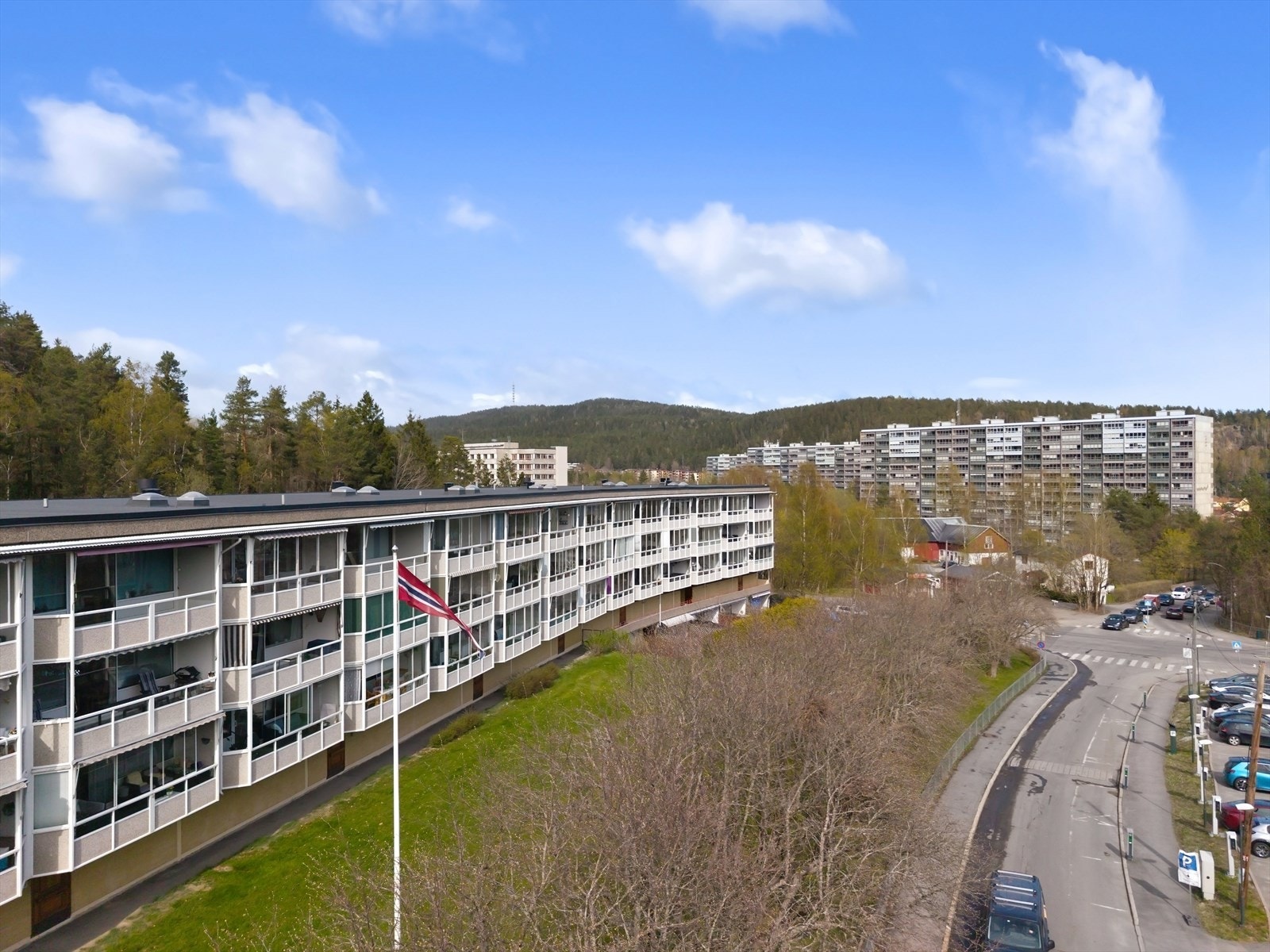 Ammerudhellinga 44 er en del av et attraktivt og veldrevet borettslag, omgitt av frodig natur og skjermet for støy og trafikk. Galleribilde