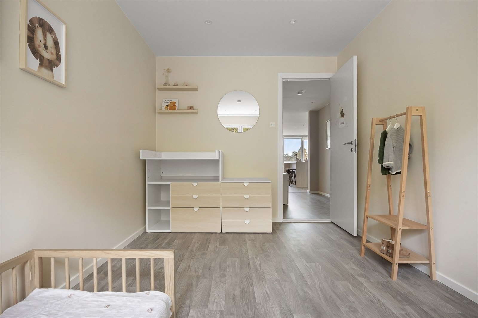 Dette rommet vender også mot baksiden og er malt i lune farger. Galleribilde