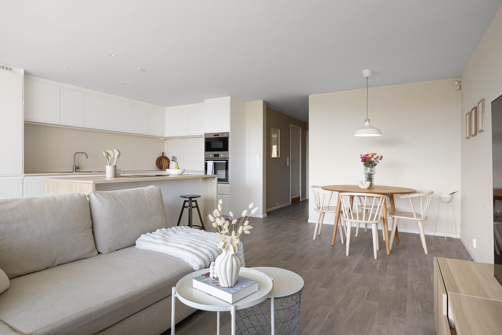 Romslig stue med god plass til sofa, TV-benk og spisebord. Galleribilde