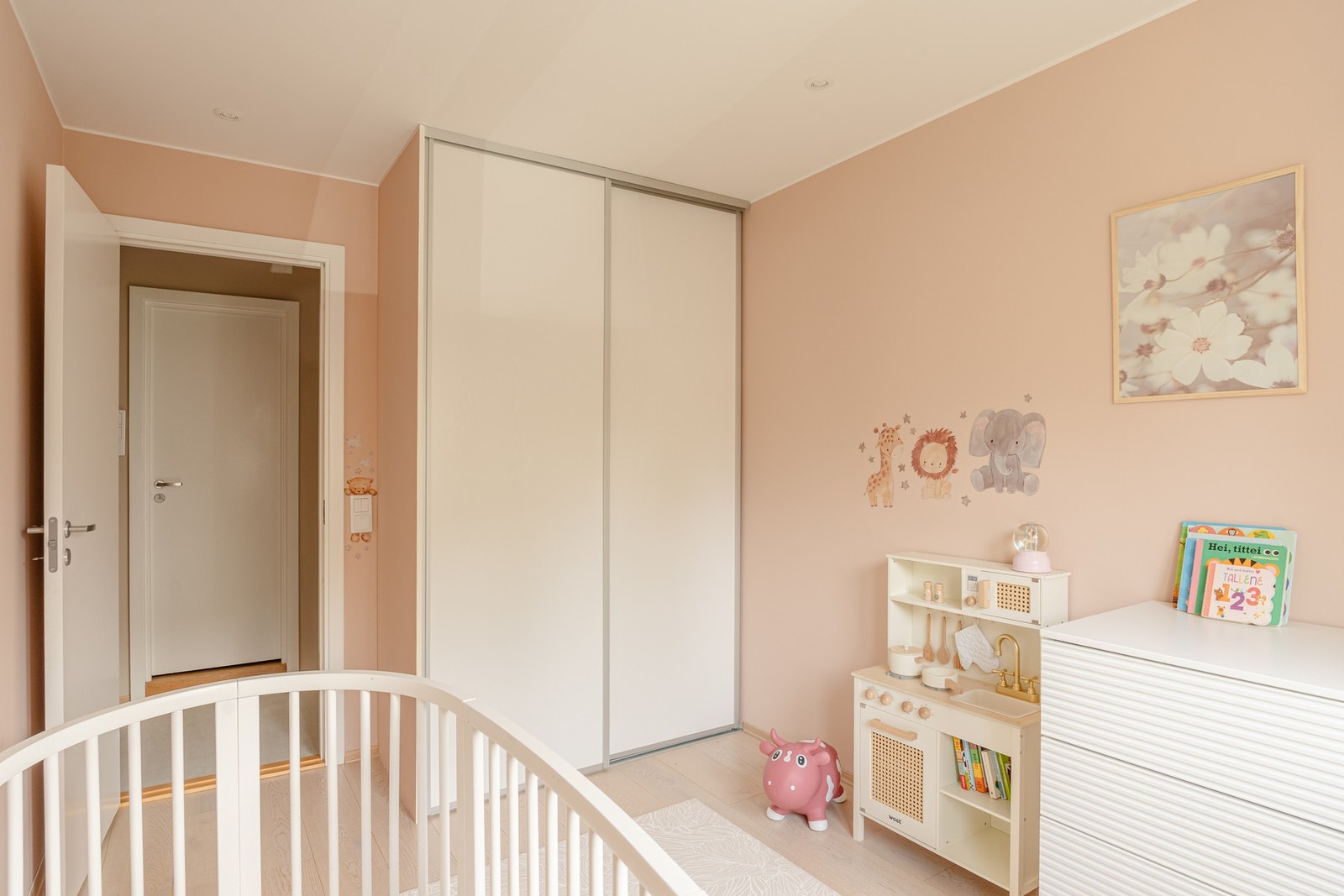 Praktisk for barnefamilien, eller perfekt som et hjemmekontor. Galleribilde