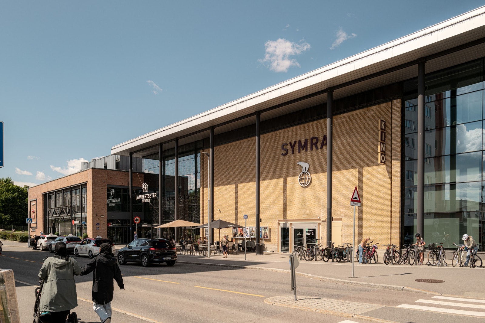 God beliggenhet med gode servicetilbud bare ett steinkast unna. Lambertseter senter Galleribilde