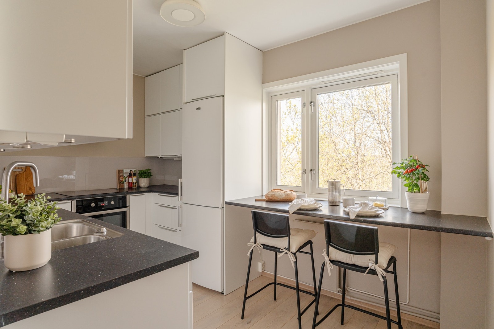 Designa-kjøkken fra 2012 med moderne innredning og slette fronter. Galleribilde