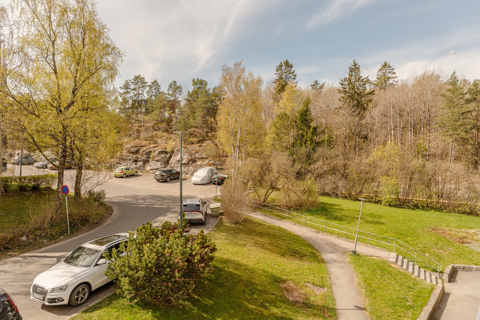 Leiligheten har en attraktiv beliggenhet på Brattlikollen med kort vei til T-bane, servicetilbud og flotte turmuligheter i i Østmarka. Galleribilde