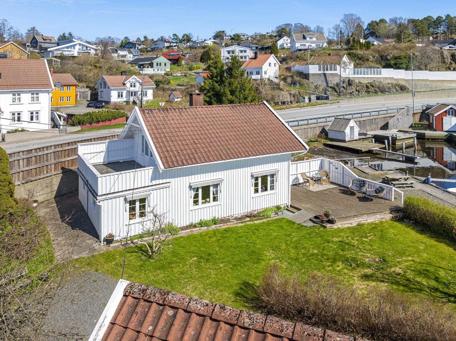 Eiendommen er skjermet fra veien med høy skillevegg. Galleribilde