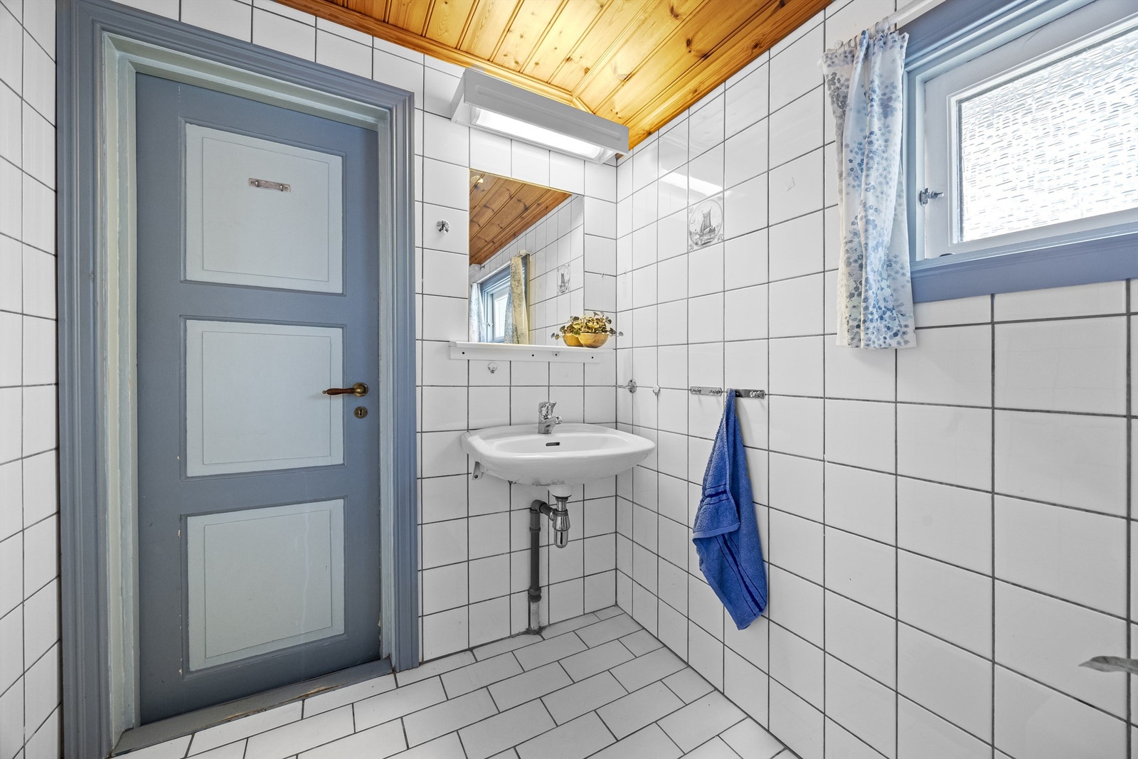 Rommet er utstyrt med servantinnredning, speil med belysning og toalett. Galleribilde