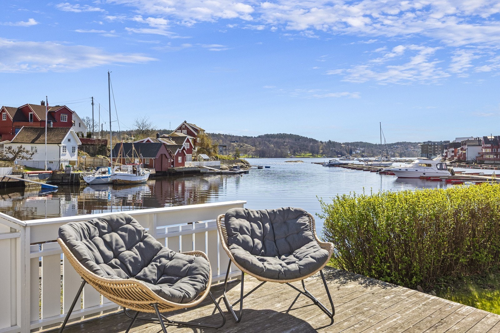 Fra terrassen og hagen har man en flott utsikt over sjøen og det maritime miljøet. Galleribilde