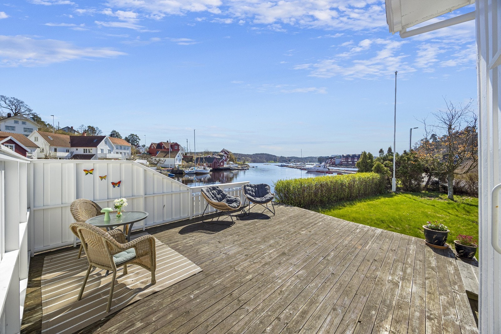 Terrassen på bakkeplan er bygget i trekonstruksjoner og har god plass til flere sittegrupper. Galleribilde