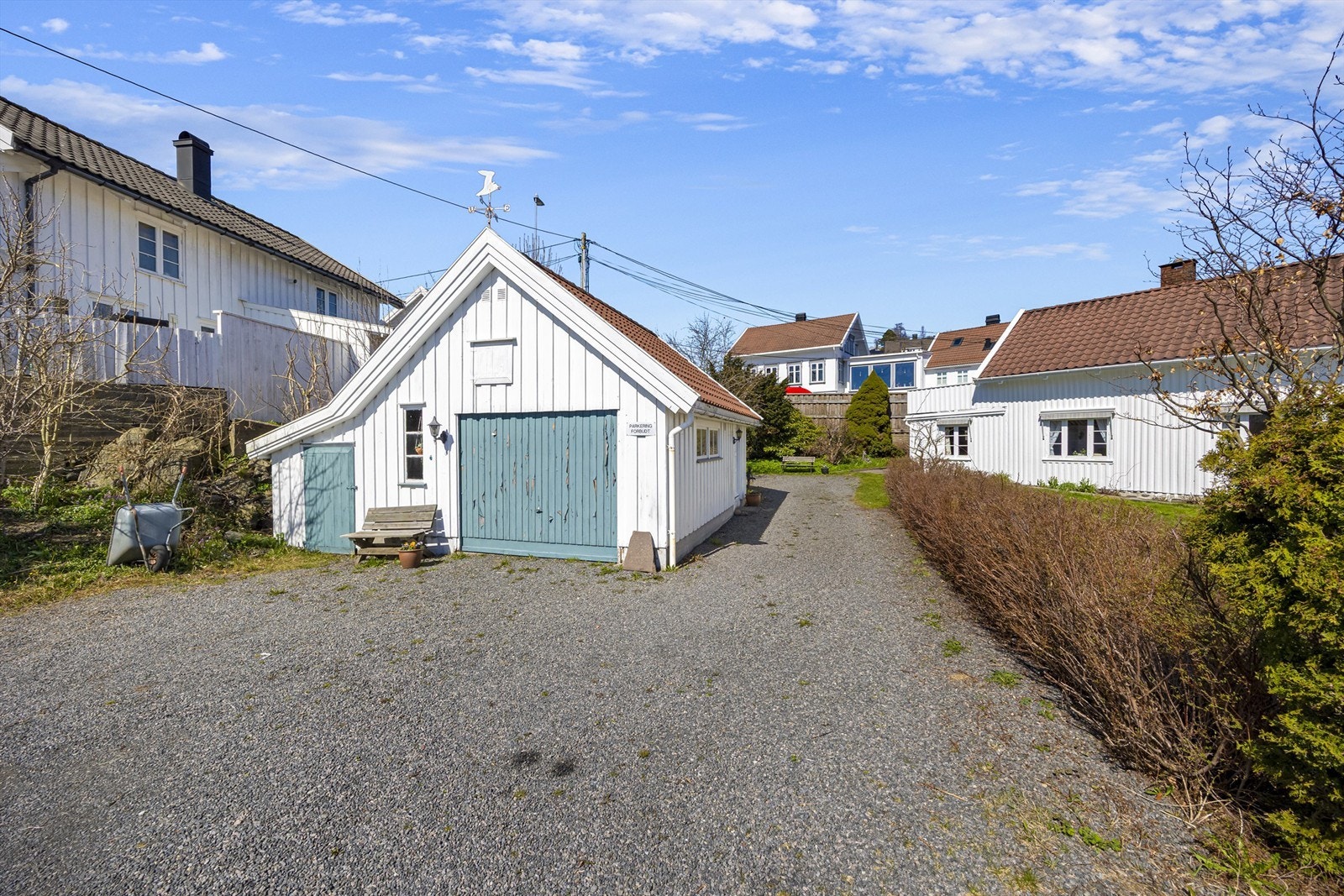 Til eiendommen hører en frittstående garasje med bod, oppført på 1960-tallet. Samlet areal er 35 m². Galleribilde