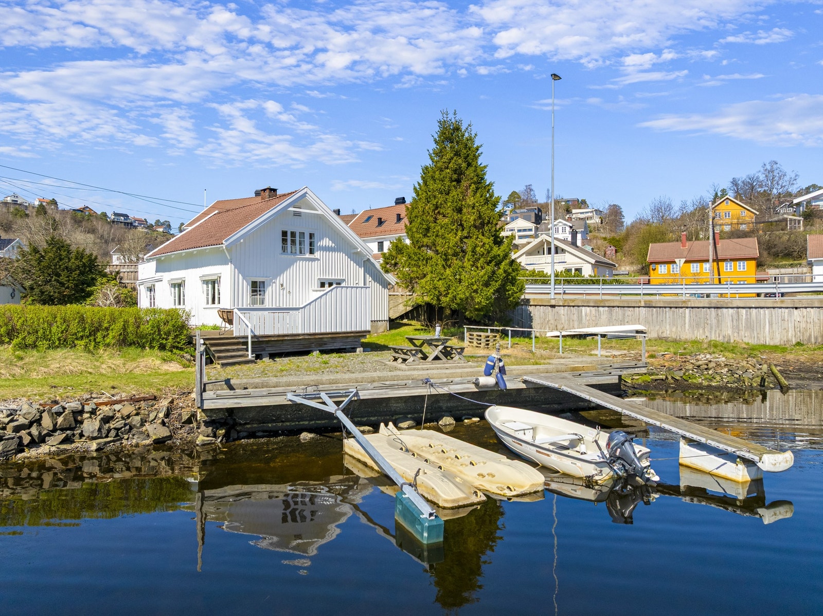 Eneboligen sett fra sjøsiden. Galleribilde