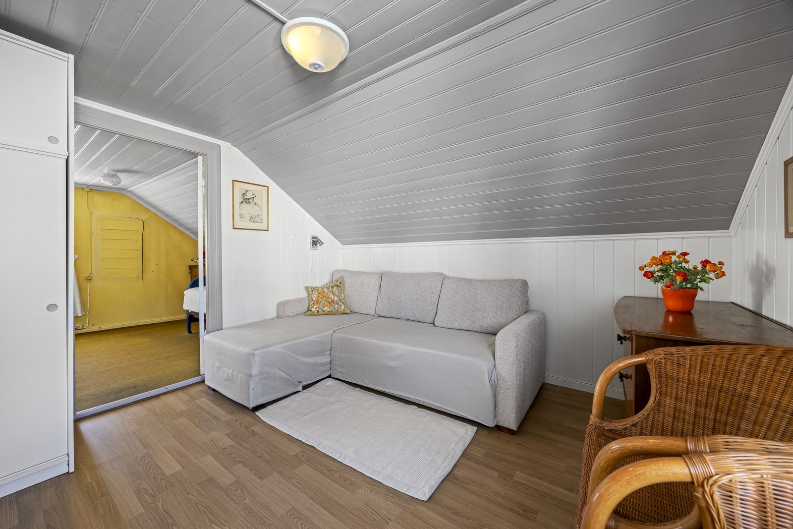 1 av 3 soverom i loftsetasjen innredet som loftstue. Galleribilde