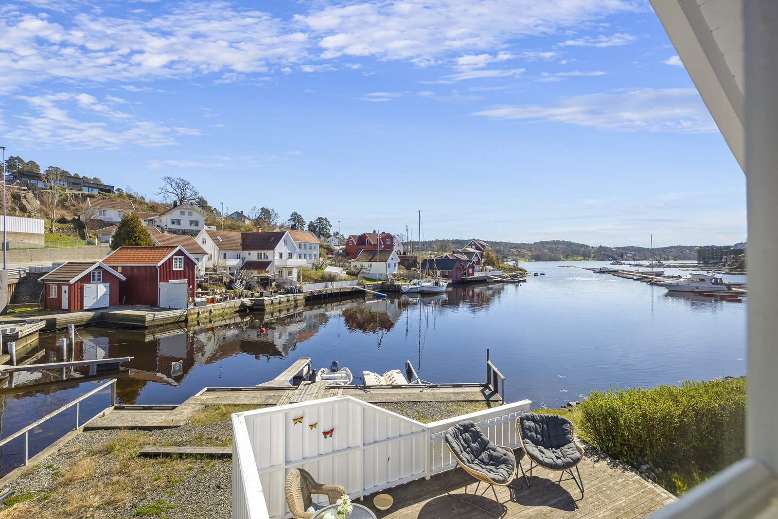 Her bor du i et fredelig område med umiddelbar nærhet til sjøen og gode turmuligheter. Galleribilde