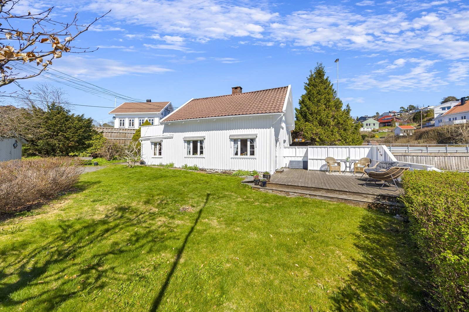 Eiendommen har stor hage og solrike omgivelser. Galleribilde