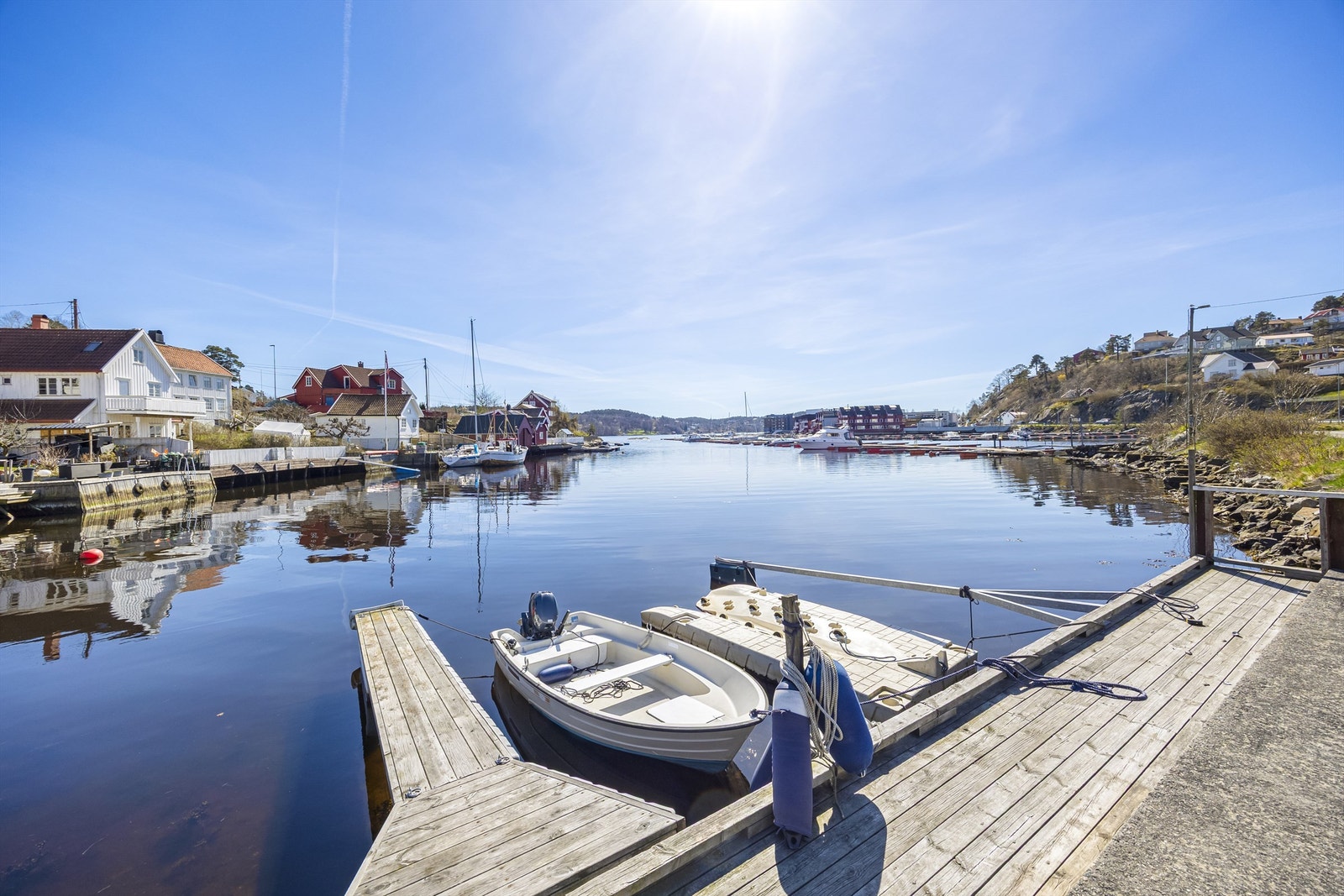 Eiendommen ligger i et område preget av nærhet til både skog og sjø. Galleribilde
