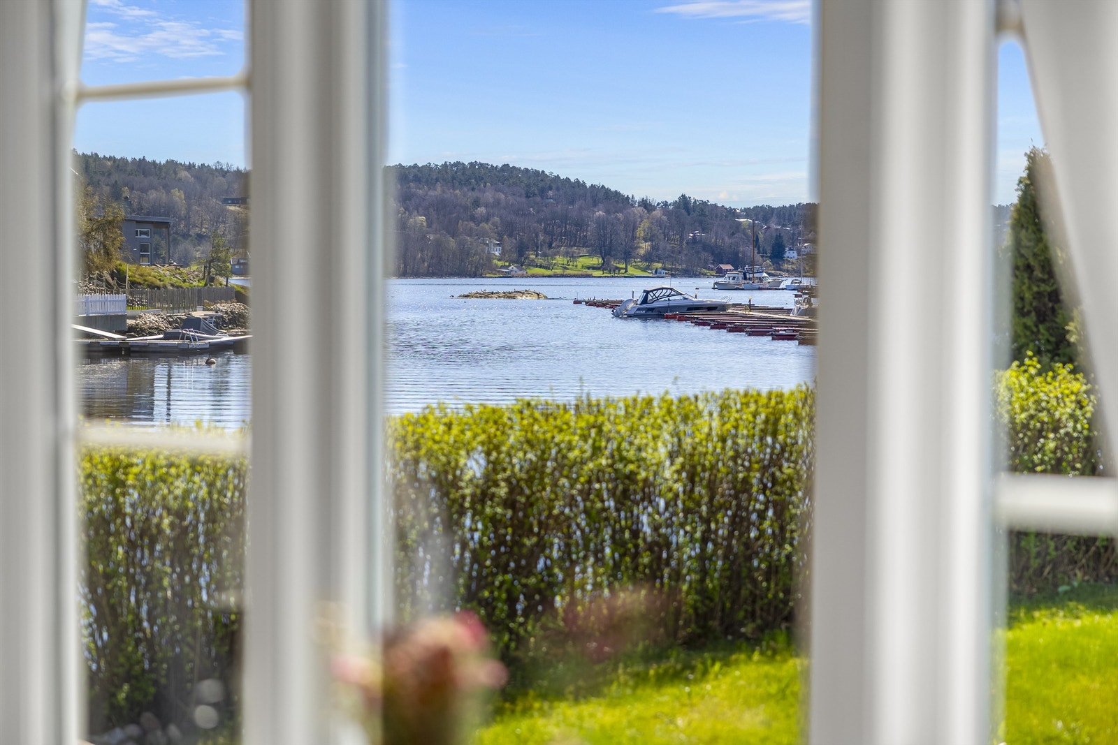 Nærheten til sjøen er en kvalitet man kan nyte fra flere av boligens rom. Galleribilde