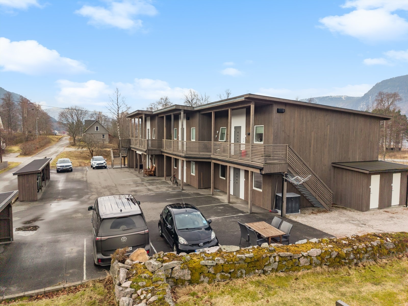 Det medfølger to parkeringsplasser til hver leilighet. Galleribilde