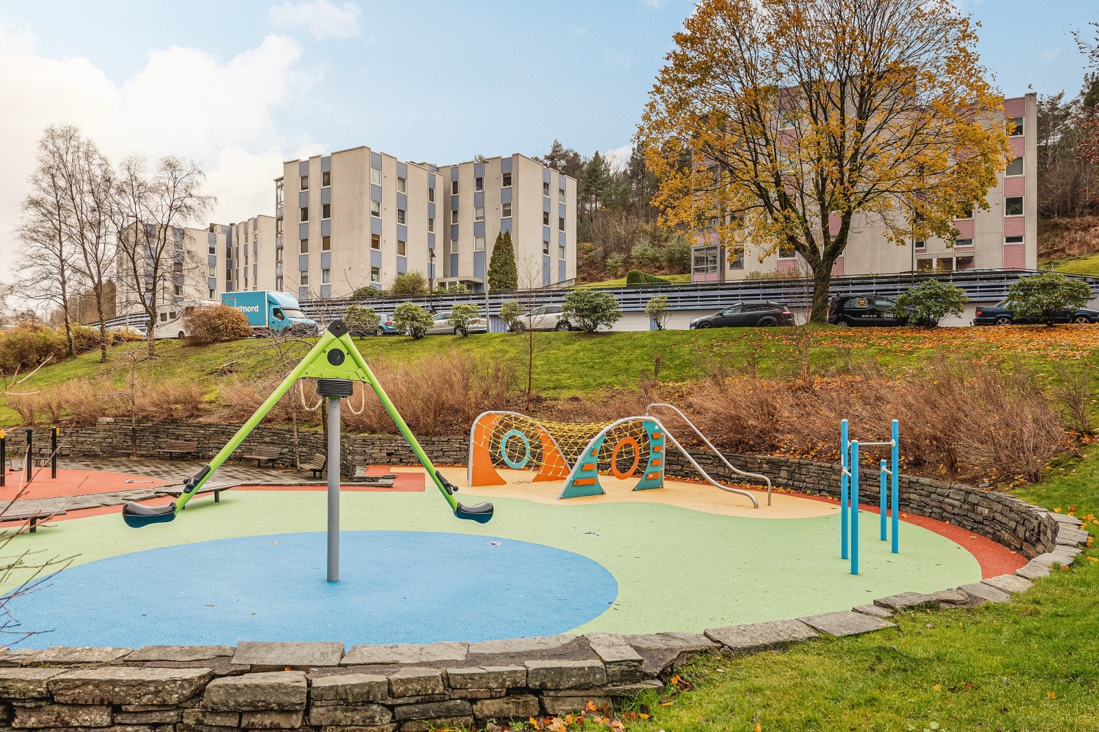 Området er barnevennlig med kort avstand til både til lekeplass, skole og barnehage Galleribilde