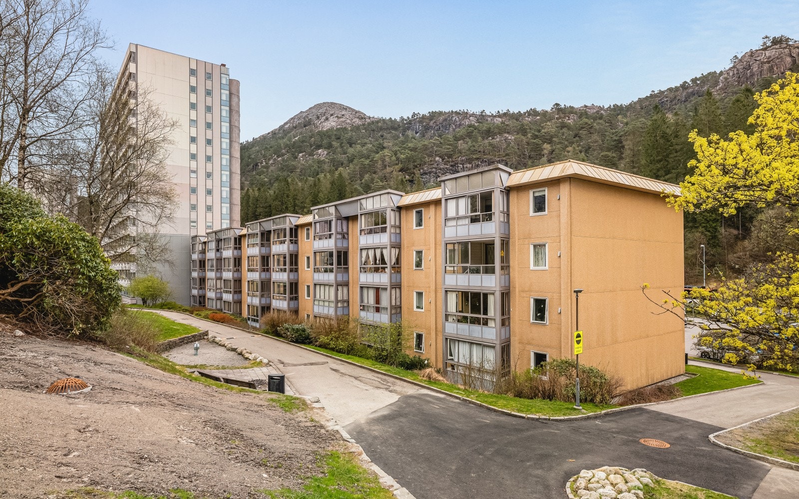 Det medfølger to parkeringstillatelser med hver leilighet. 1 stk for beboer og 1 stk for gjester. Parkeringstillatelsen må aktiviseres av borettslaget og blir synlig i UNUM VestPark app på mobil når bruker er opprettet. Galleribilde