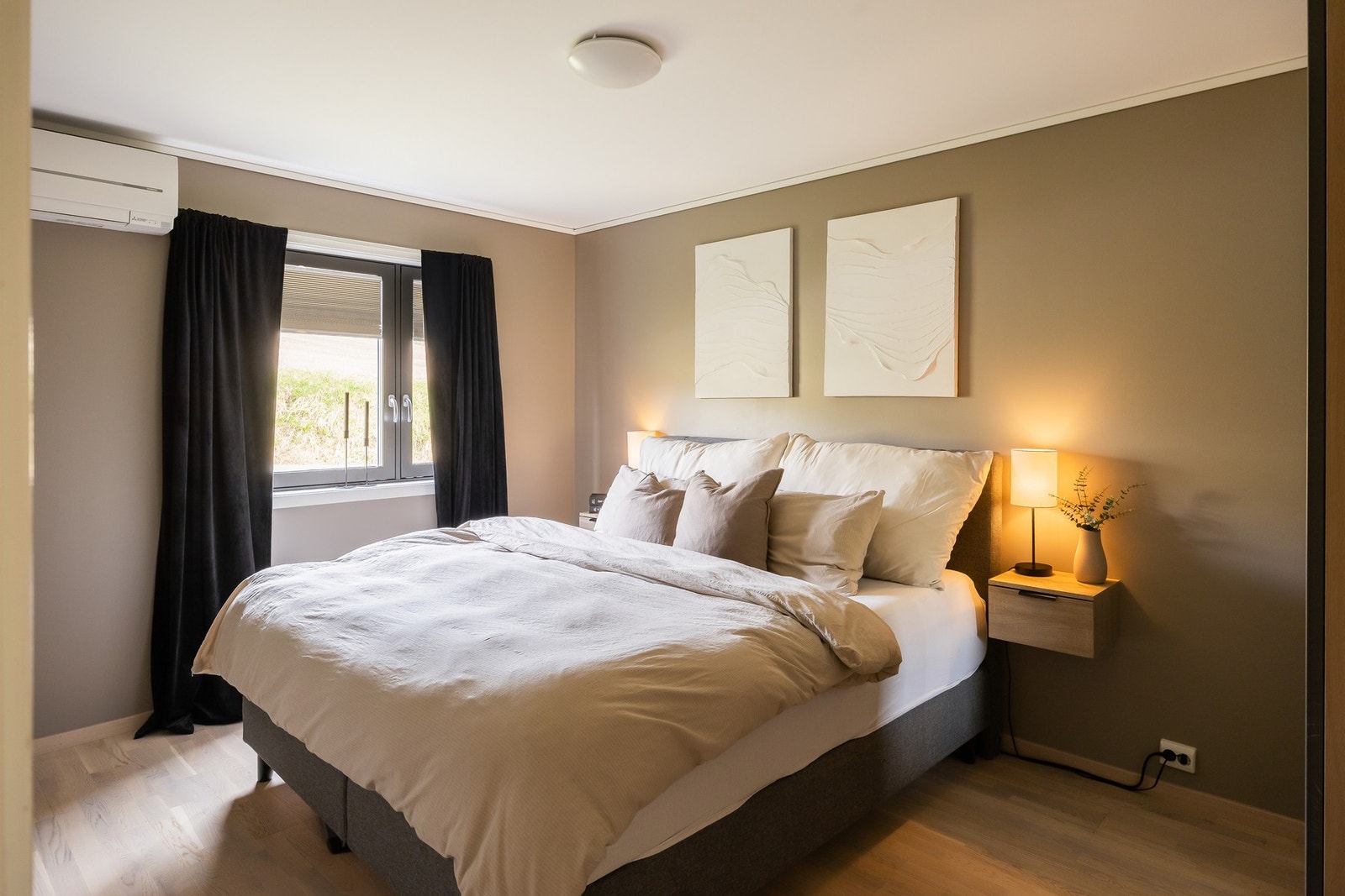 Romslig hovedsoverom på 12,5 kvm med downlights i tak. Her har man god plass for både dobbeltseng og nattbord. Galleribilde