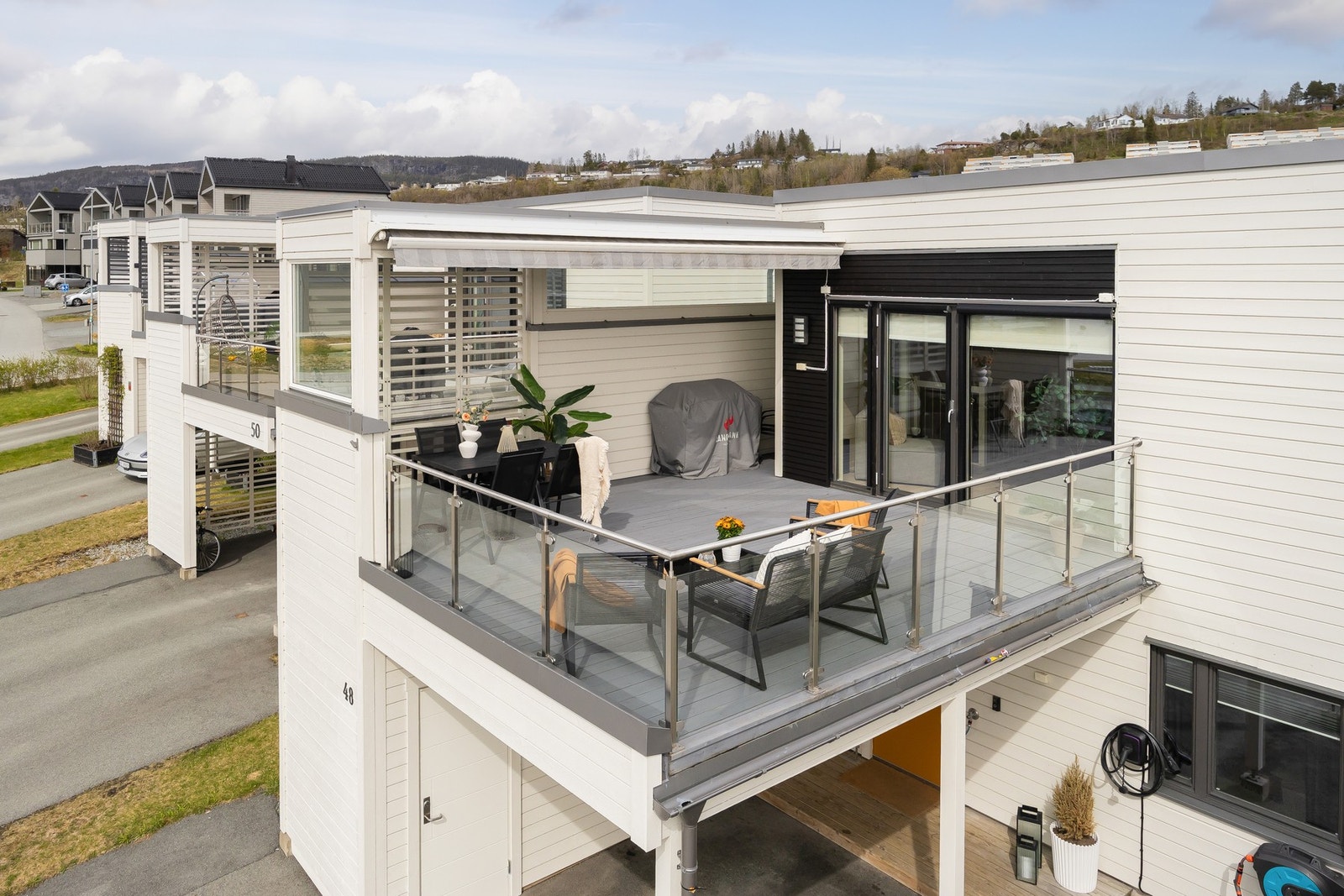 Fra stuen har man direkte utgang til boligens takterrasse som ligger over carporten Galleribilde