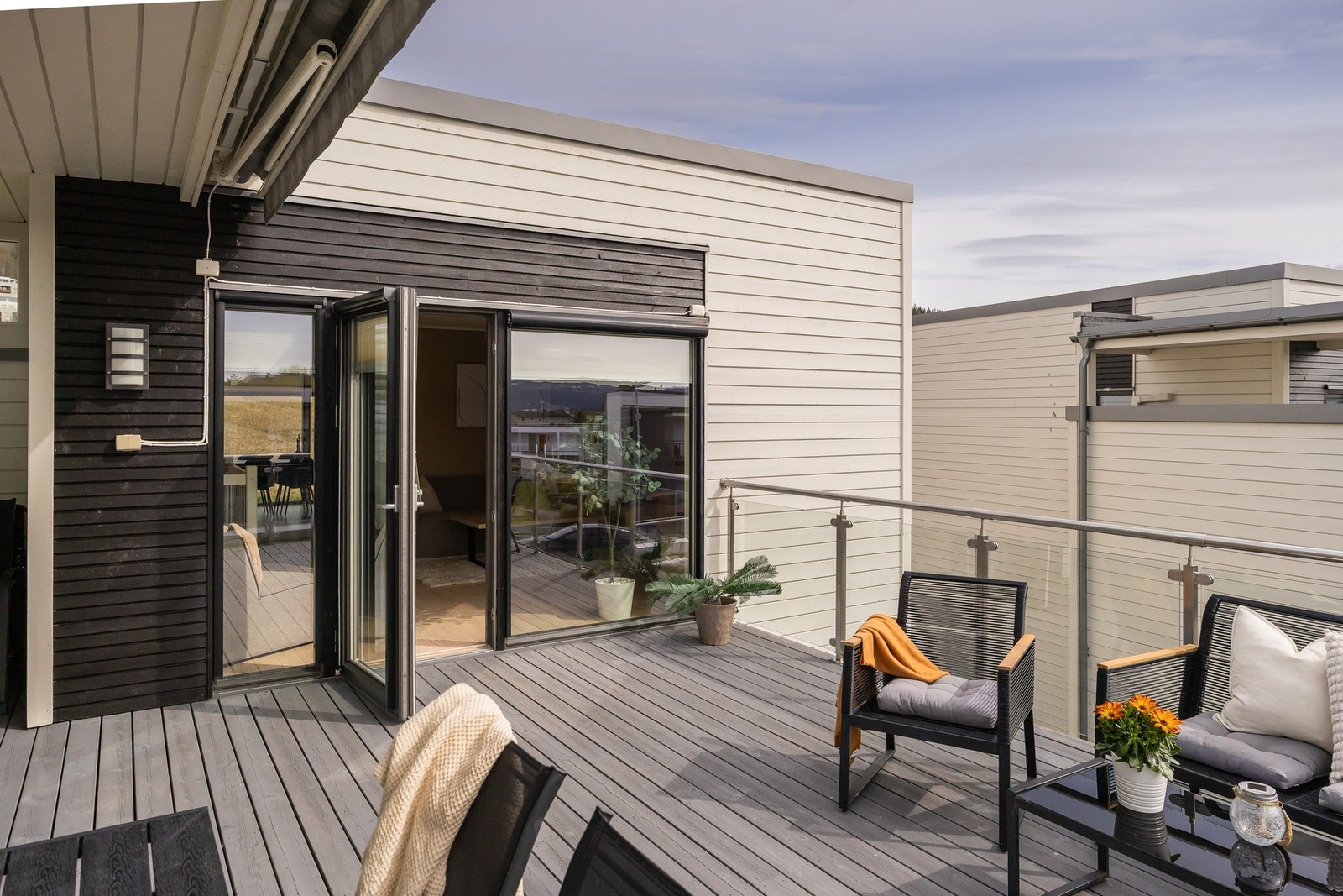 Takterrassen over carporten har glassrekkverk og er på hele 28 kvm og man nyter godt av boligens beliggenhet med tanke på sol, utsikt og lysforhold. Galleribilde