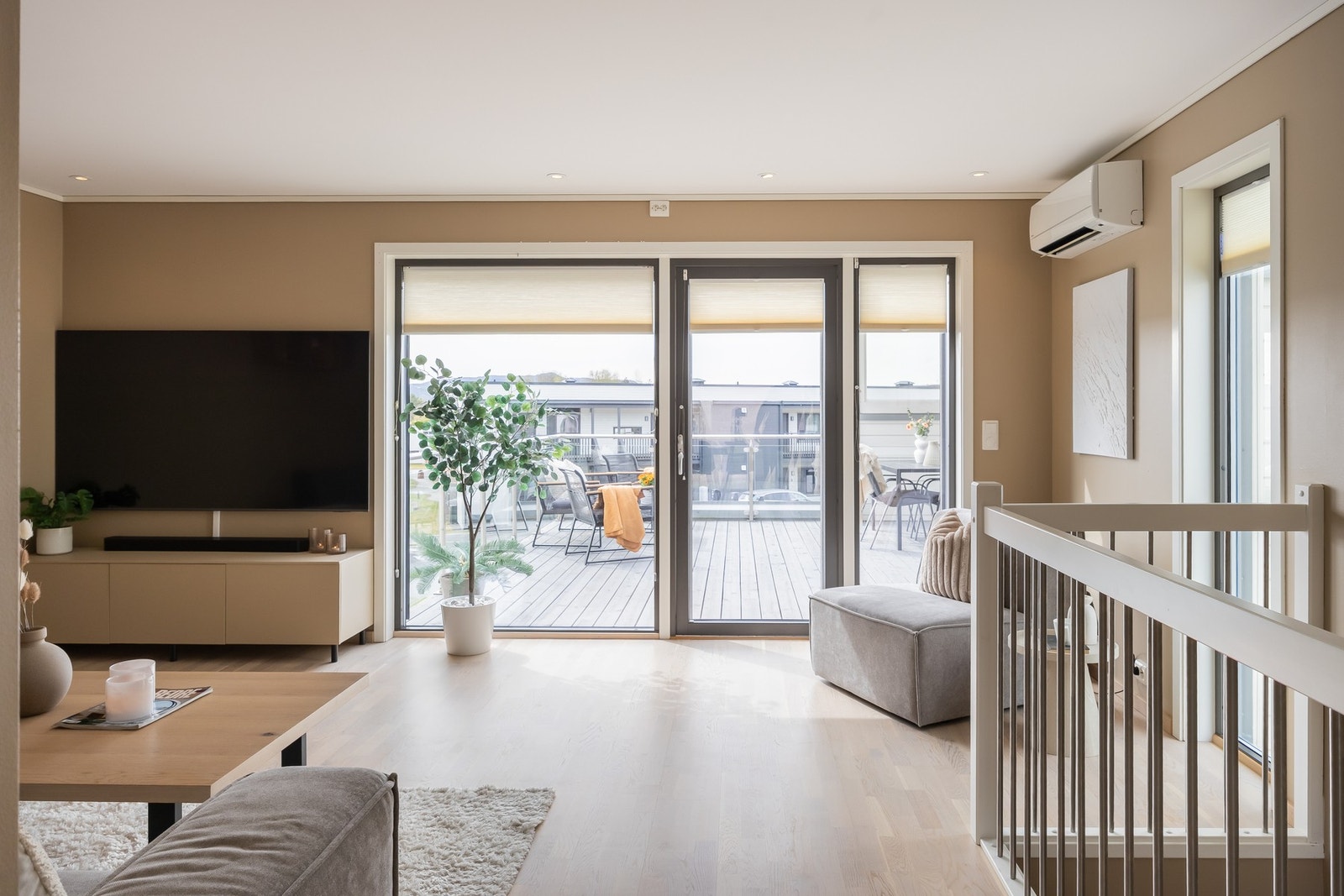 Stuen har god plass for flere sittegrupper og har en delvis åpen løsning til spisestuen og kjøkken. Galleribilde