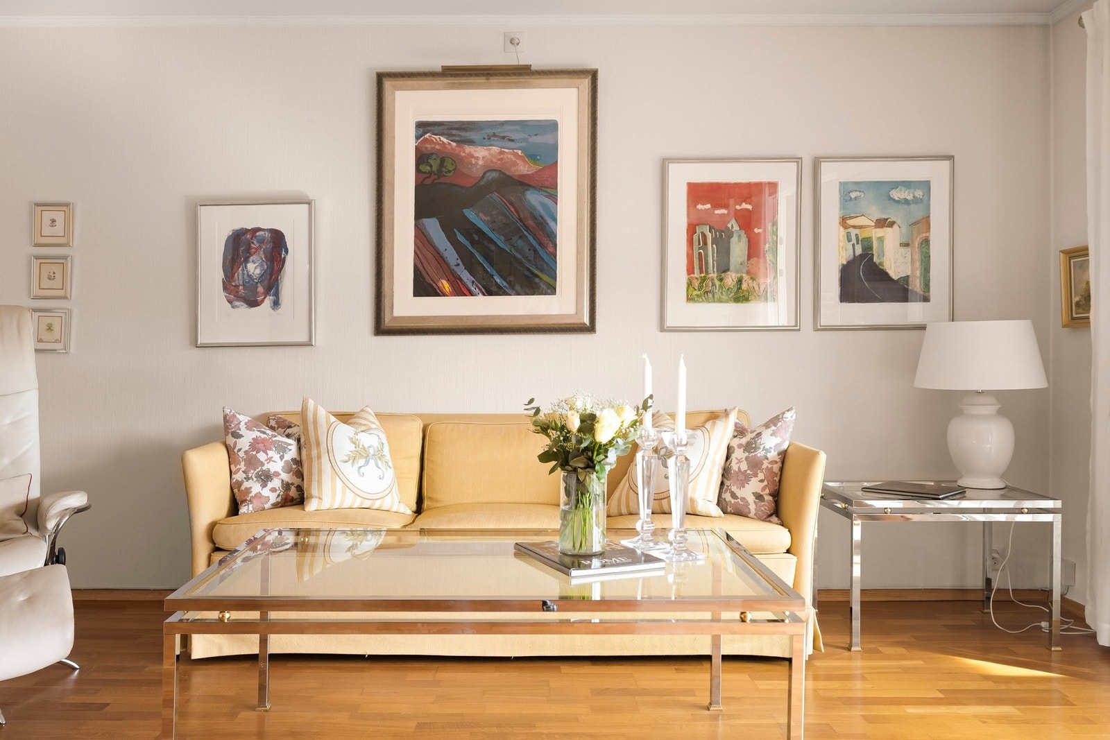 Veggene er tapetserte og gulvet er dekket med parkett. Galleribilde