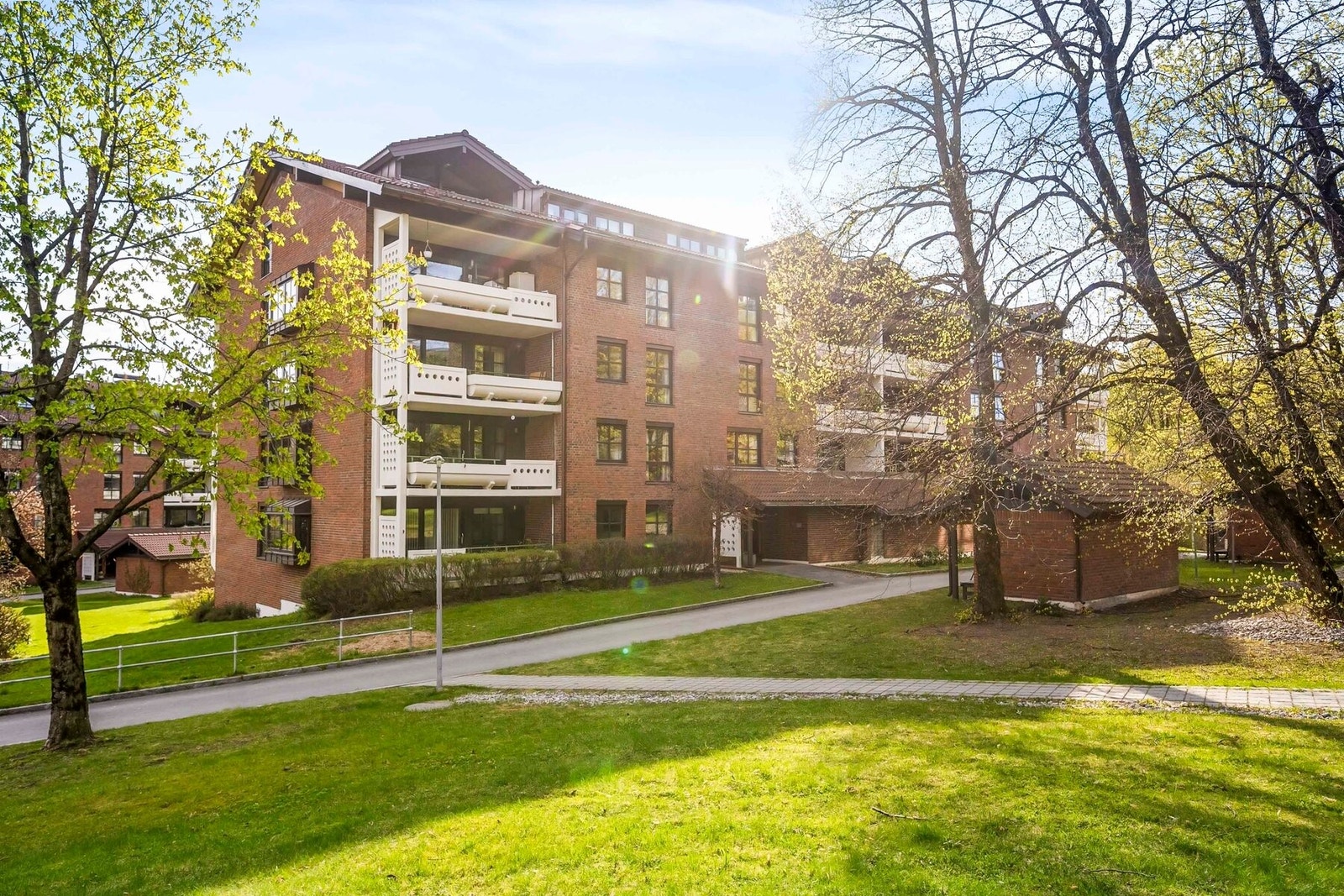 Sameiet har store, grønne fellesområder pent opparbeidet med gressplen, sitteplasser og internveier. Galleribilde