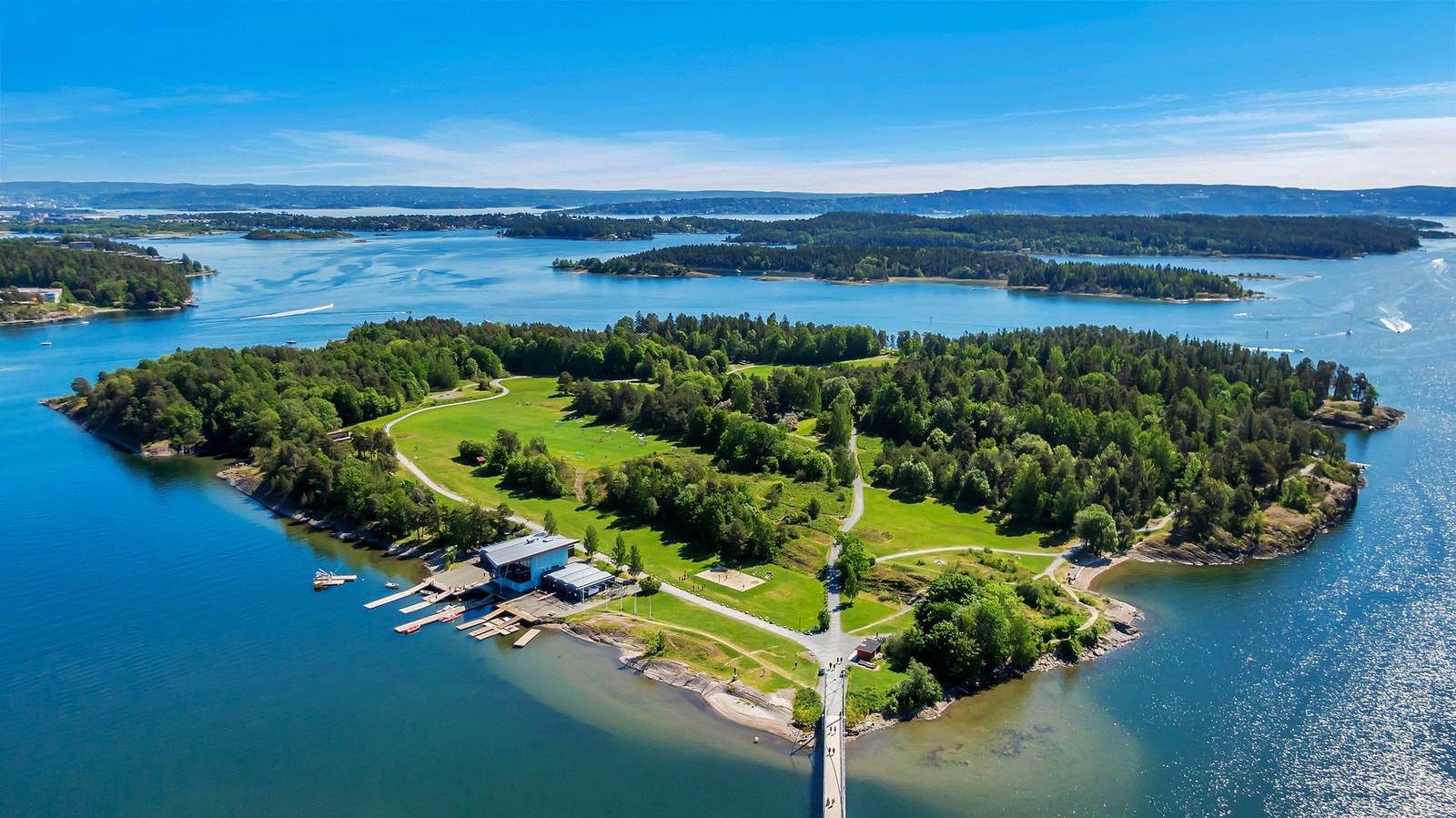 Følger du promenaden ut til Kalvøya, finner du turstier og lune badeviker. Galleribilde