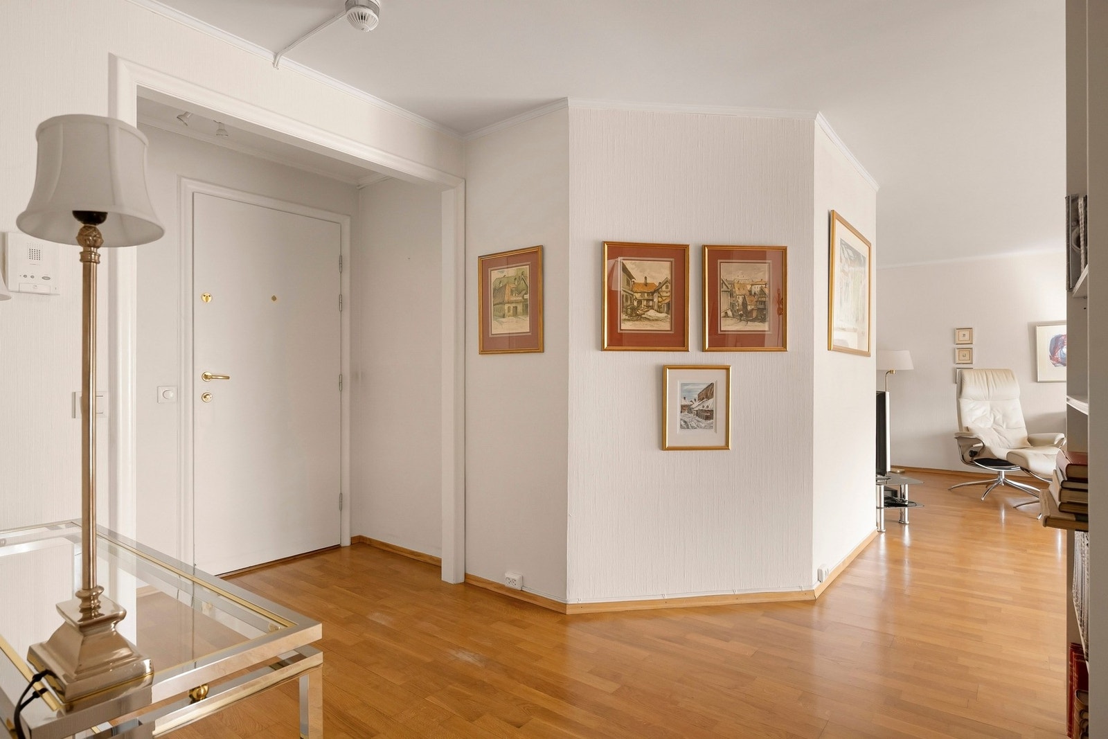 Velkommen inn! Det første som møter deg er en lys og romslig entré som gir et godt førsteinntrykk av boligen. Galleribilde