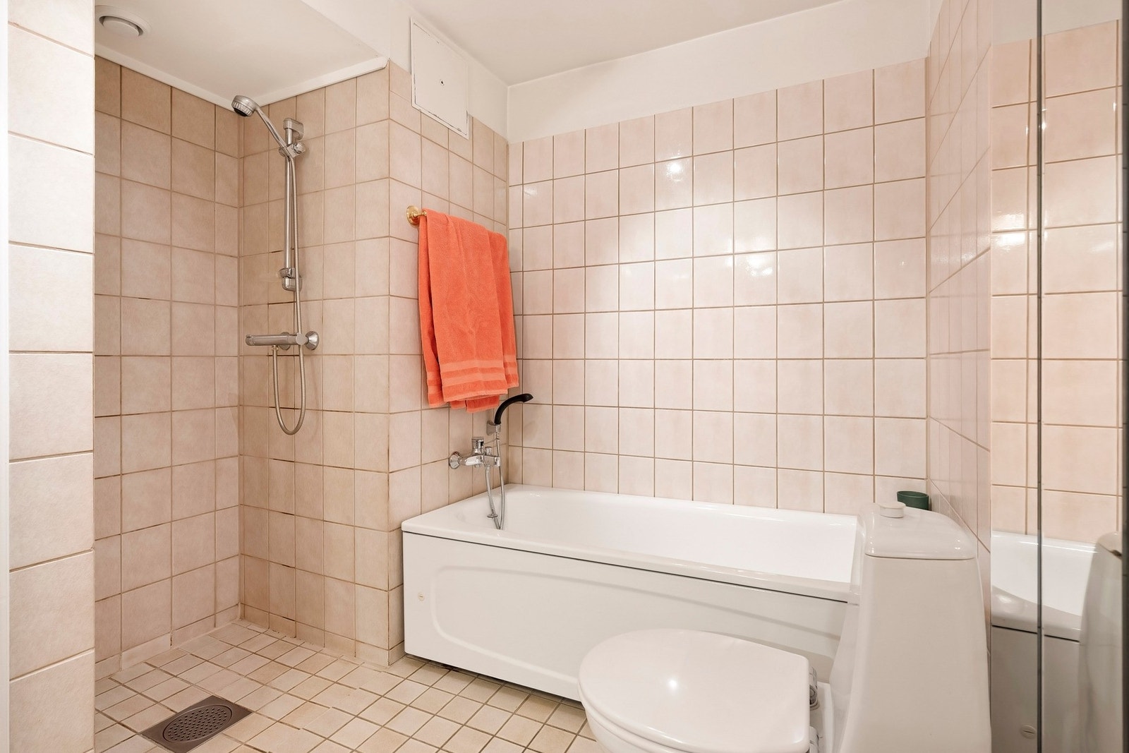 Videre inneholder badet gulvstående toalett, bidé, nedsenket dusjhjørne og et frittstående badekar. Galleribilde