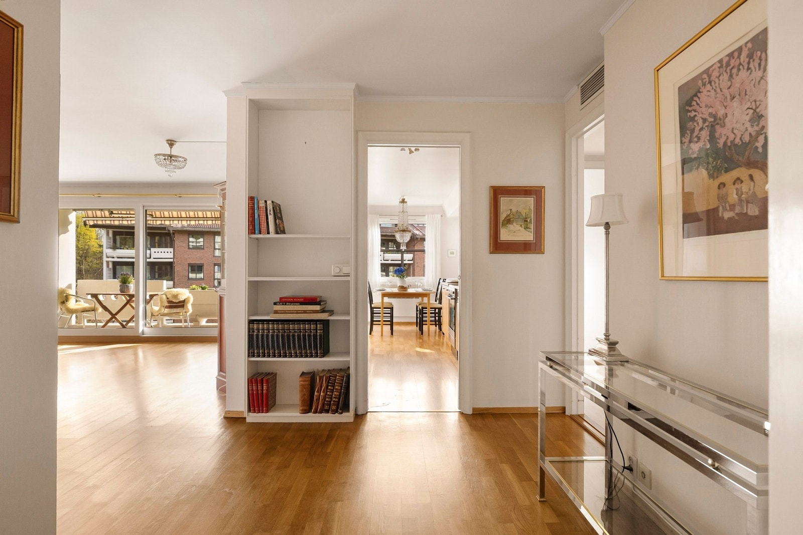 Gulvet er dekket med parkett og veggene er tapetserte. Galleribilde