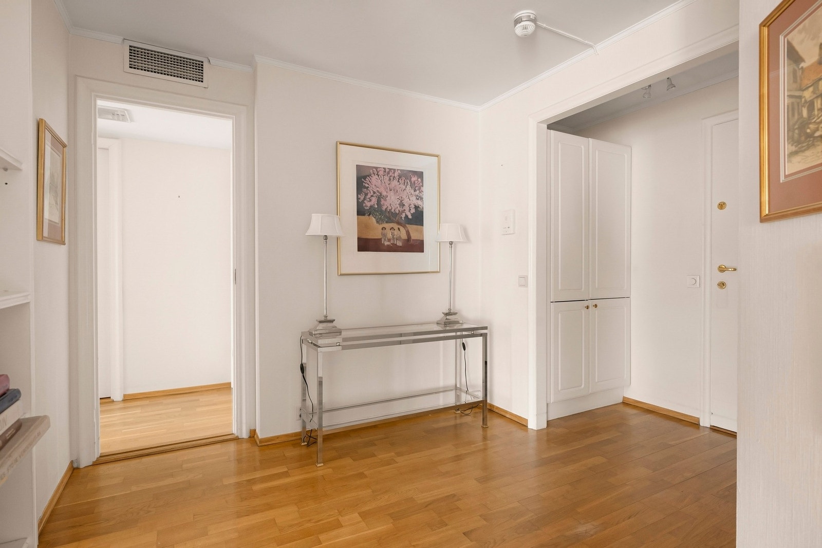 Det er satt inn e garderobeskap med god plass til å henge fra seg yttertøyet. Galleribilde